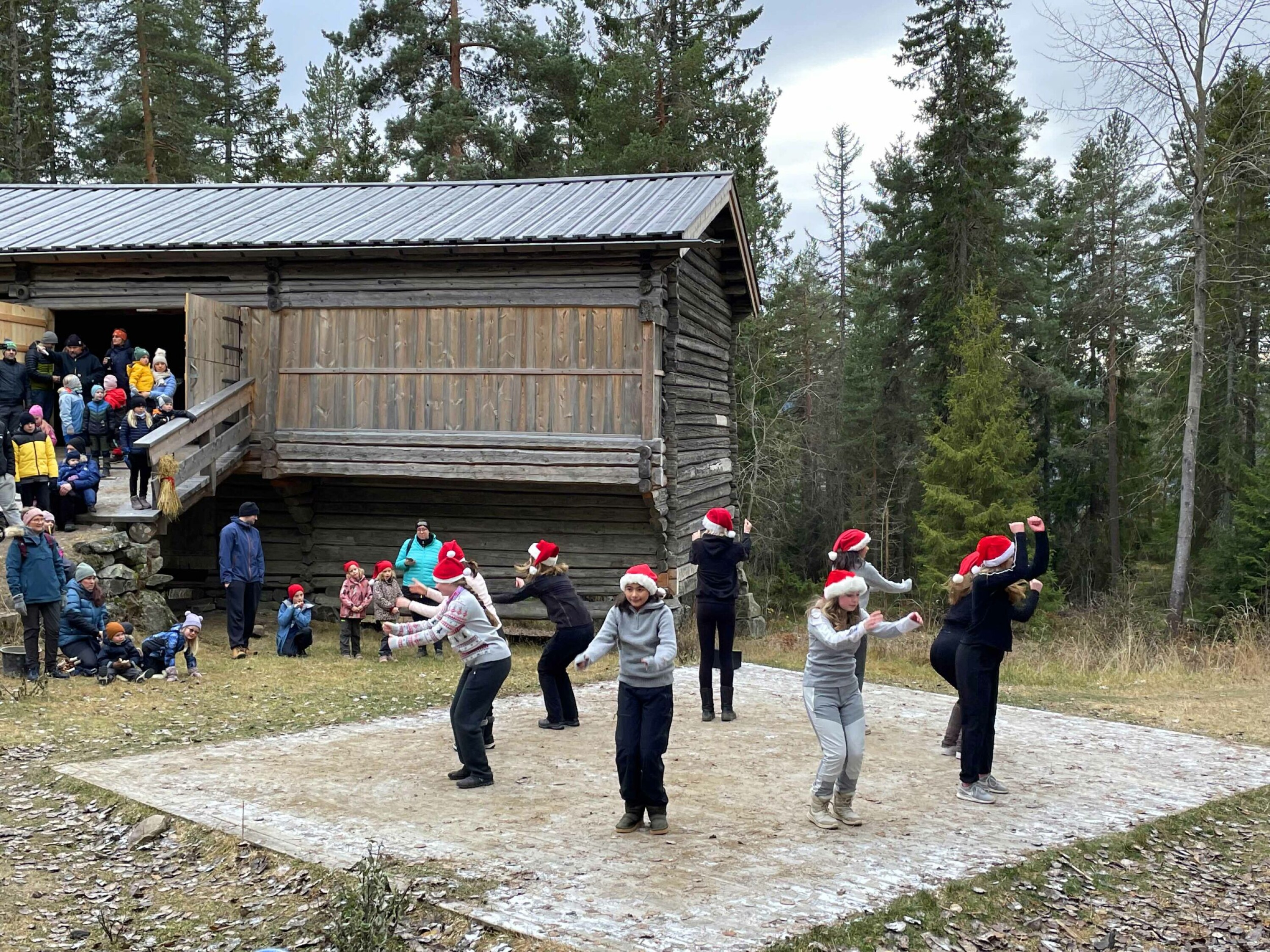 Jazzdans-oppvisning fra elever ved Lier Kulturskole på Numedalstunet ved Friluftsmuseet på Spiraltoppen. 20.11.22.-1064