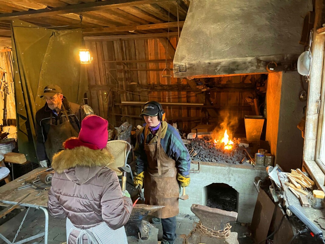 <span class=" italic" data-lab-italic_desktop="italic">På førjulsmarkedet på Friluftsmuseet kunne du få smidd dine egne ting ved hjelp av folk fra Knudsensmia i Mjøndalen. 20.11.22.-1067</span> <span class=" italic" data-lab-italic_desktop="italic">På førjulsmarkedet på Friluftsmuseet kunne du få smidd dine egne ting ved hjelp av folk fra Knudsensmia i Mjøndalen. 20.11.22.-1067</span>