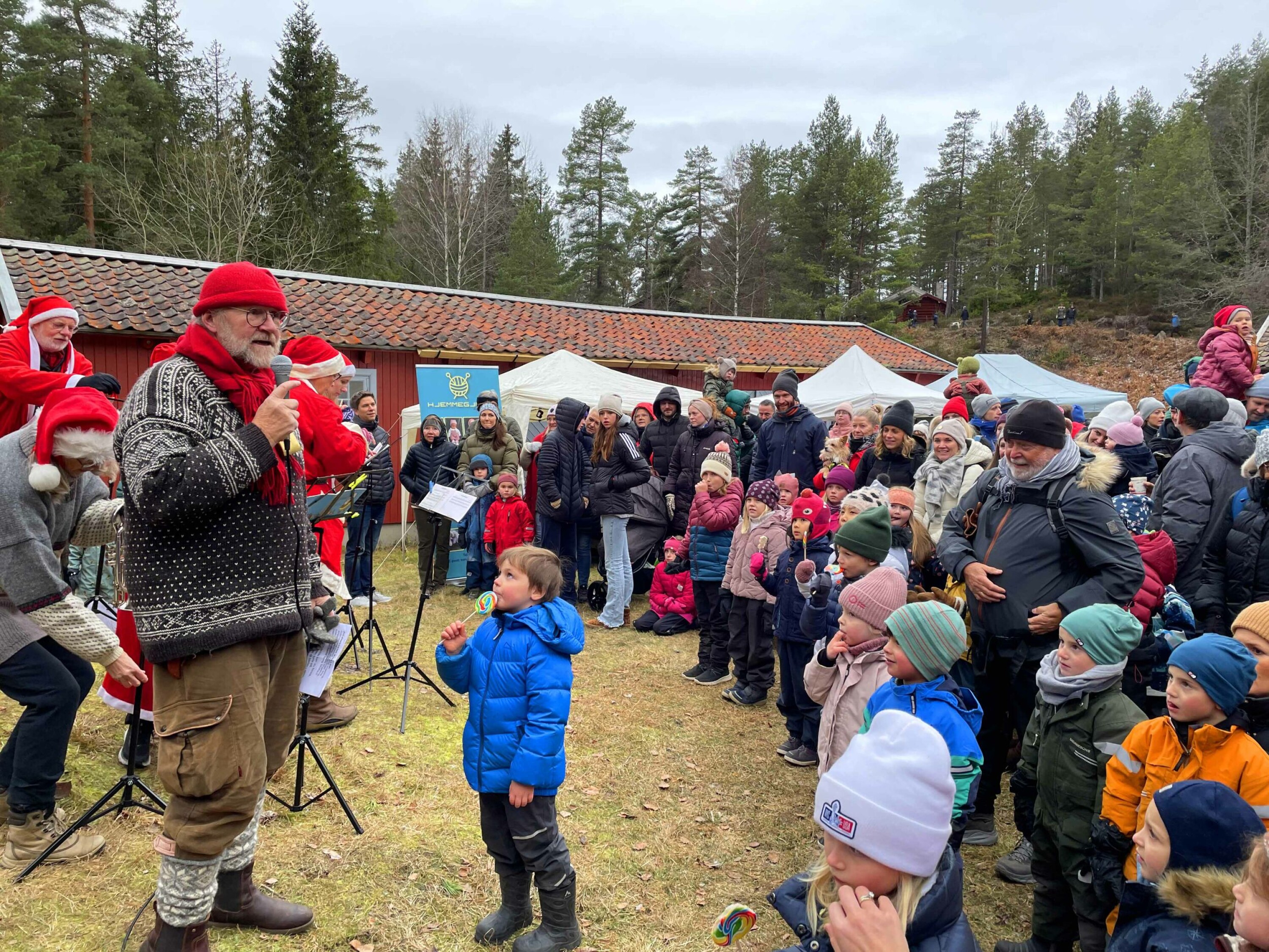 Sjefsnisse Jens Haugfos ønsker store og små velkomne til julegrantenning på førjulsmarkedet på Friluftsmuseet. 20.11.22.-1083