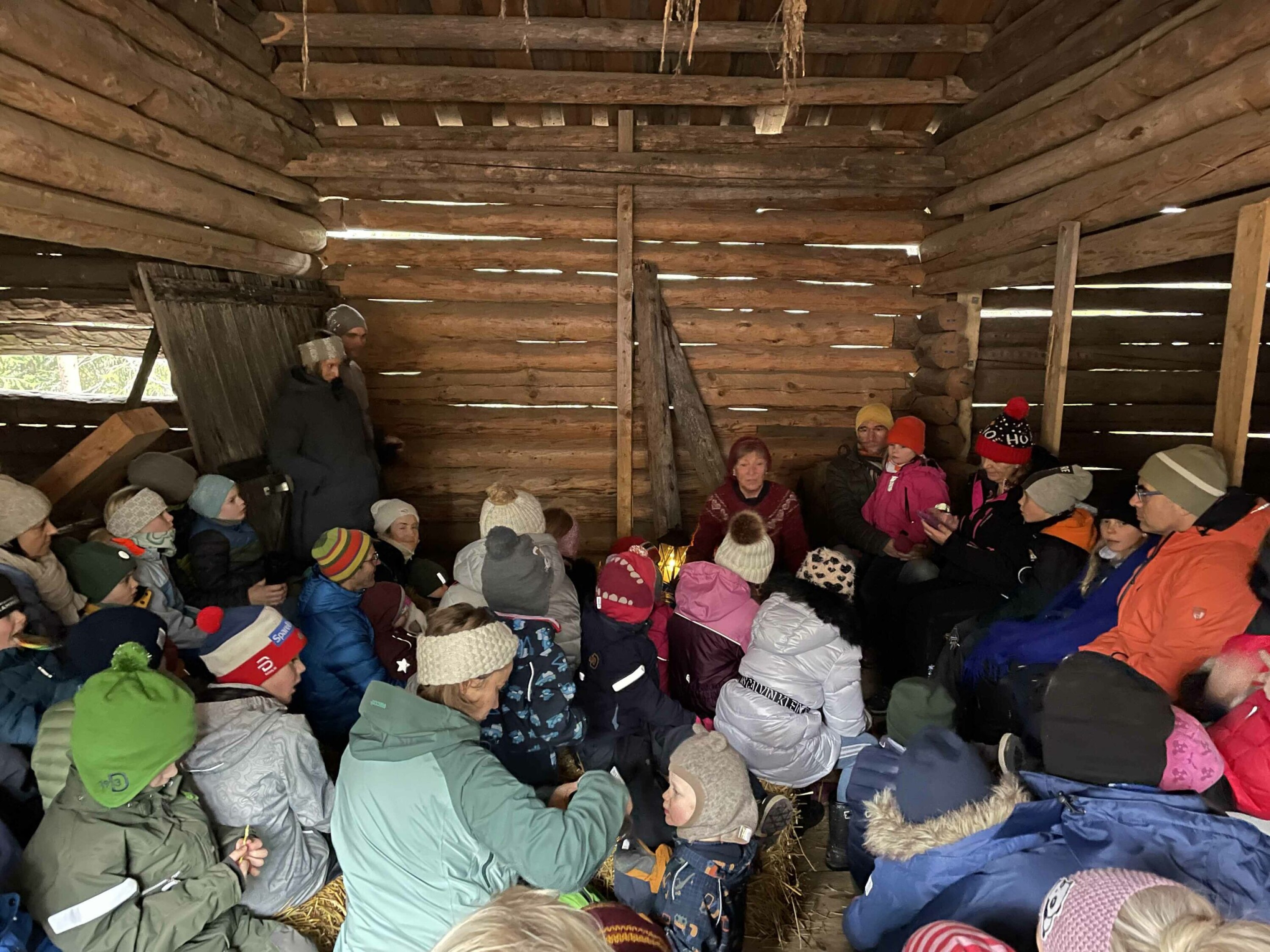 Eventyrlesing inne på låven ved Numedalstunet på Friluftsmuseet på Spiraltoppen. 20.11.22.-1066