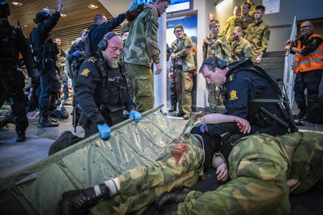 <span class=" italic" data-lab-italic_desktop="italic"><span class=" font-weight-bold" data-lab-font_weight_desktop="font-weight-bold">RENE BLODBADET: </span>Flere titalls såkalte markører (for det meste rekrutter hentet fra førstegangstjenesten) simulerte skadde og døde i hopetall for å gjøre øvelsen mest mulig realistisk.</span> <span class=" italic" data-lab-italic_desktop="italic"><span class=" font-weight-bold" data-lab-font_weight_desktop="font-weight-bold">RENE BLODBADET: </span>Flere titalls såkalte markører (for det meste rekrutter hentet fra førstegangstjenesten) simulerte skadde og døde i hopetall for å gjøre øvelsen mest mulig realistisk.</span>