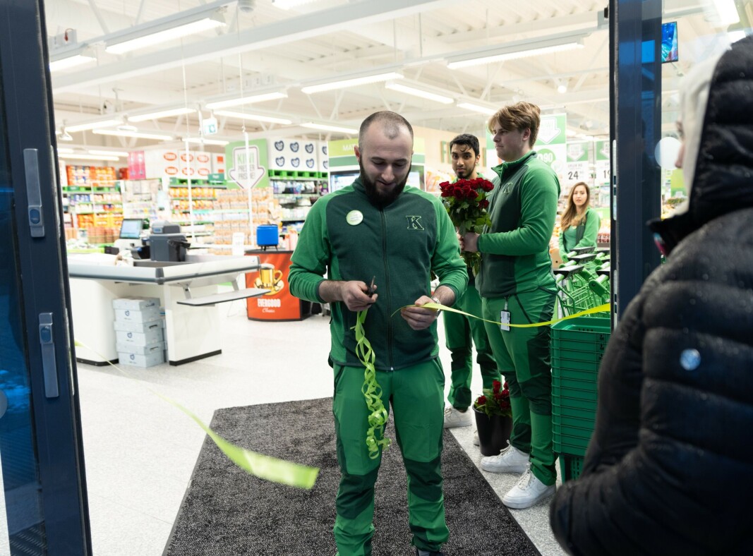 <span class=" italic" data-lab-italic_desktop="italic"><span class=" font-weight-bold" data-lab-font_weight_desktop="font-weight-bold">KLIPPET SNORA: </span>Butikksjef Magomed Arzamulov klippet snora for de første kundene under åpningen torsdag.</span> <span class=" italic" data-lab-italic_desktop="italic"><span class=" font-weight-bold" data-lab-font_weight_desktop="font-weight-bold">KLIPPET SNORA: </span>Butikksjef Magomed Arzamulov klippet snora for de første kundene under åpningen torsdag.</span>