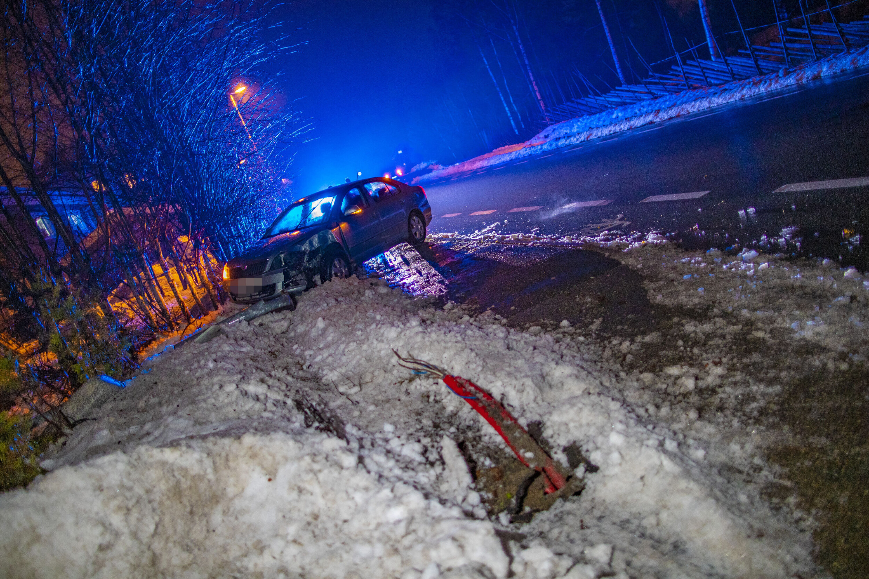 DRAMATISK FERD: Bilen skal ha kommet over motgående kjørefelt, over bussholdeplassen og truffet en lyktestolpe før den ble kastet rundt.