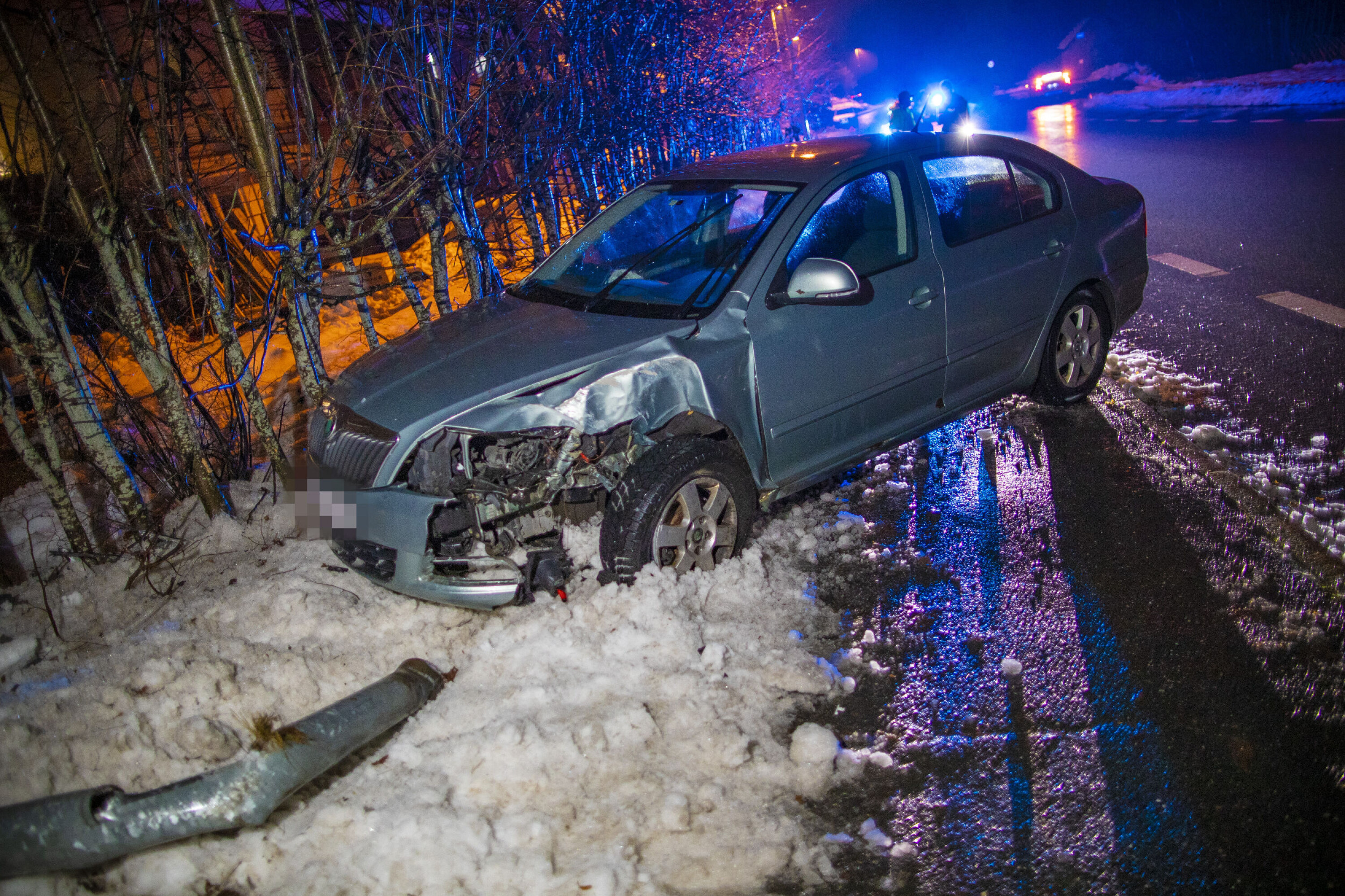 Kjørte ned lyktestolpe og vraket bilen