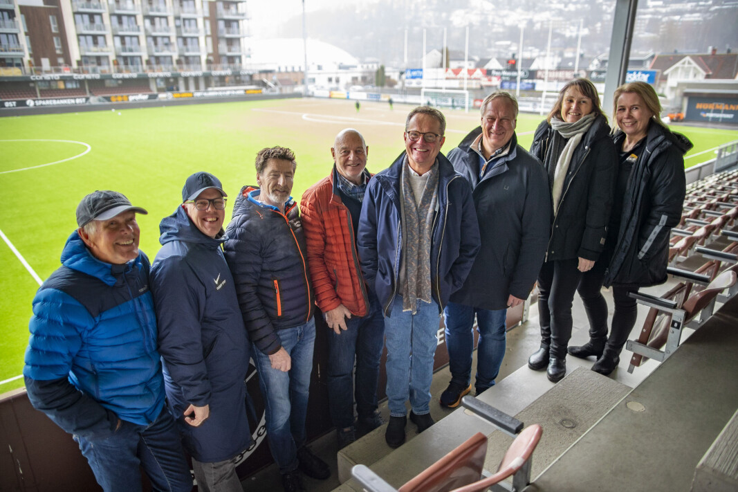JUBLER FOR STØTTE: Kjell Arne Hermansen (H), Ulf Erik Knudsen (Frp) og Trond Johansen (Krf) (i midten) presenterte forslaget på Consto Arena for representanter for Mjøndalen IF, Solberg SK, Birkebeineren, Drammen Ballklubb og Berskaughallen. JUBLER FOR STØTTE: Kjell Arne Hermansen (H), Ulf Erik Knudsen (Frp) og Trond Johansen (Krf) (i midten) presenterte forslaget på Consto Arena for representanter for Mjøndalen IF, Solberg SK, Birkebeineren, Drammen Ballklubb og Berskaughallen.