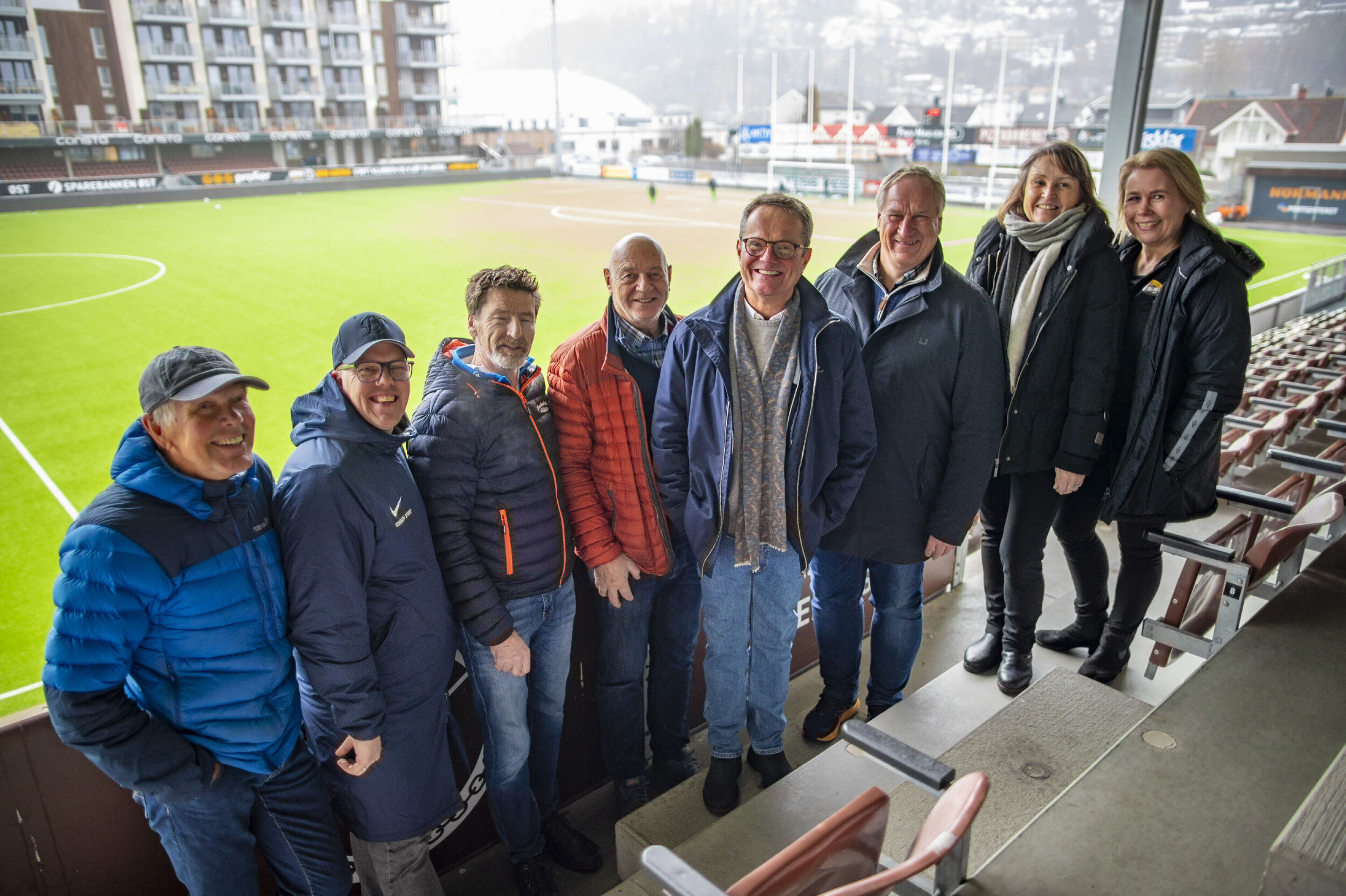 JUBLER FOR STØTTE: Kjell Arne Hermansen (H), Ulf Erik Knudsen (Frp) og Trond Johansen (Krf) (i midten) presenterte forslaget på Consto Arena for representanter for Mjøndalen IF, Solberg SK, Birkebeineren, Drammen Ballklubb og Berskaughallen.