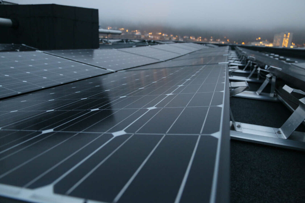 SOLCELLER: Her fra toppen av bygget til Glitre Energi, nå Å Energi, på Grønland i Drammen. SOLCELLER: Her fra toppen av bygget til Glitre Energi, nå Å Energi, på Grønland i Drammen.
