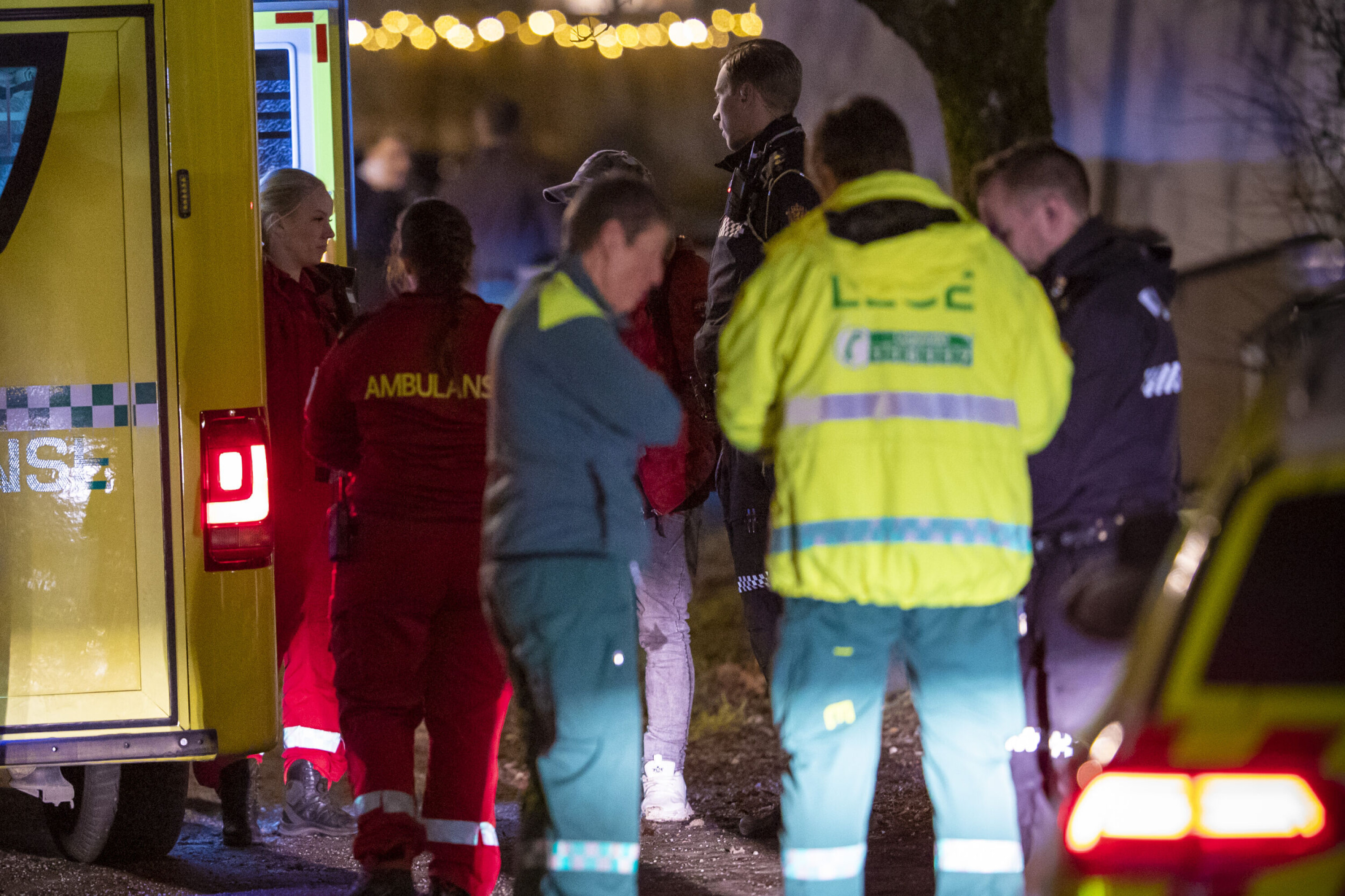 Damer i slåsskamp på åpen gate