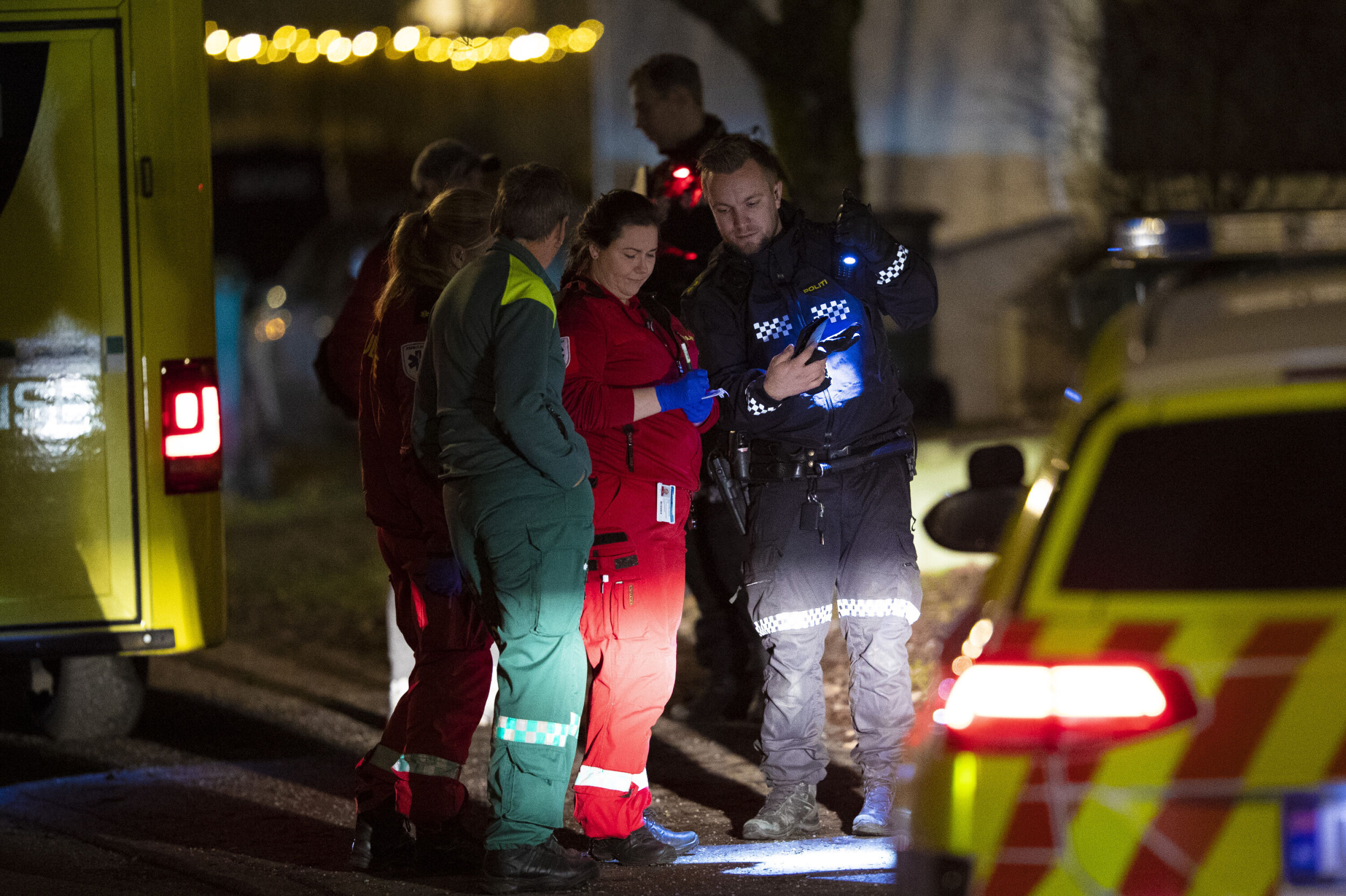 Damer i slåsskamp på åpen gate