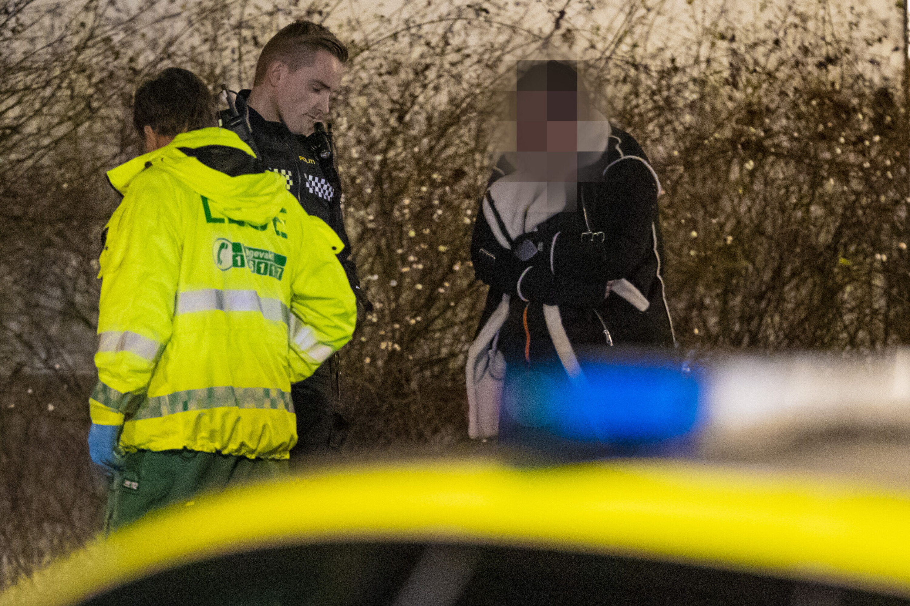 Damer i slåsskamp på åpen gate