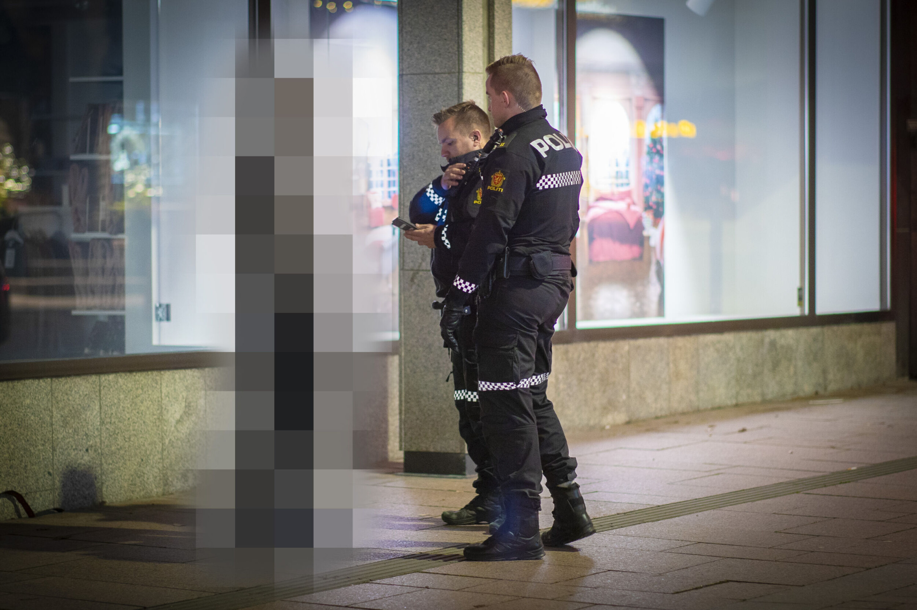 ANHOLDT ETTER MISTANKE: En ung mann ble anholdt av politiet, angivelig som følge av mistanke om noe som hadde med bilder å gjøre.