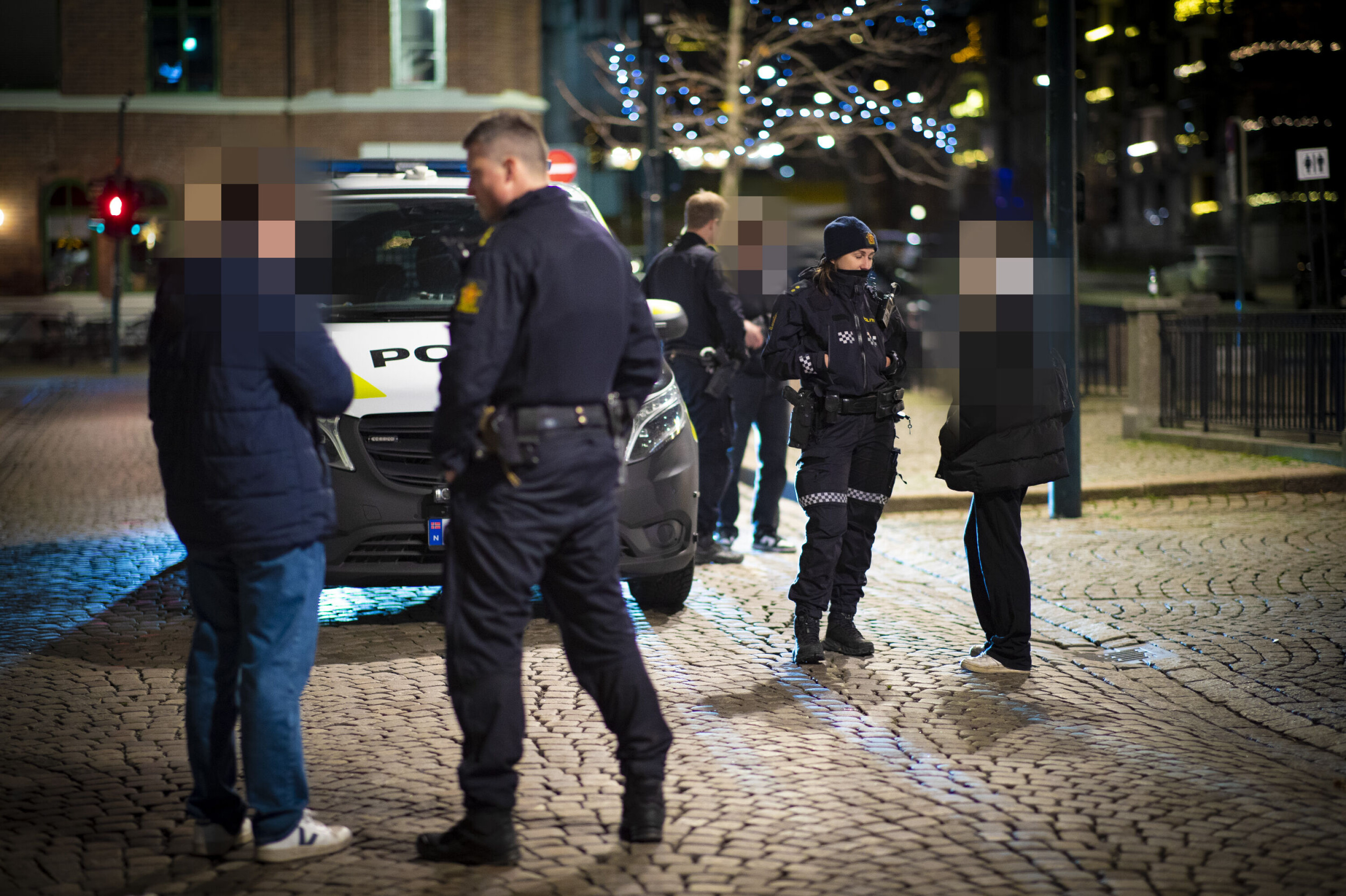 BASKETAK: Bilde fra samme hendelse som øverst i saken fra motsatt vinkel. To unge menn bortvist etter håndgemeng på Bragernes Torg.
