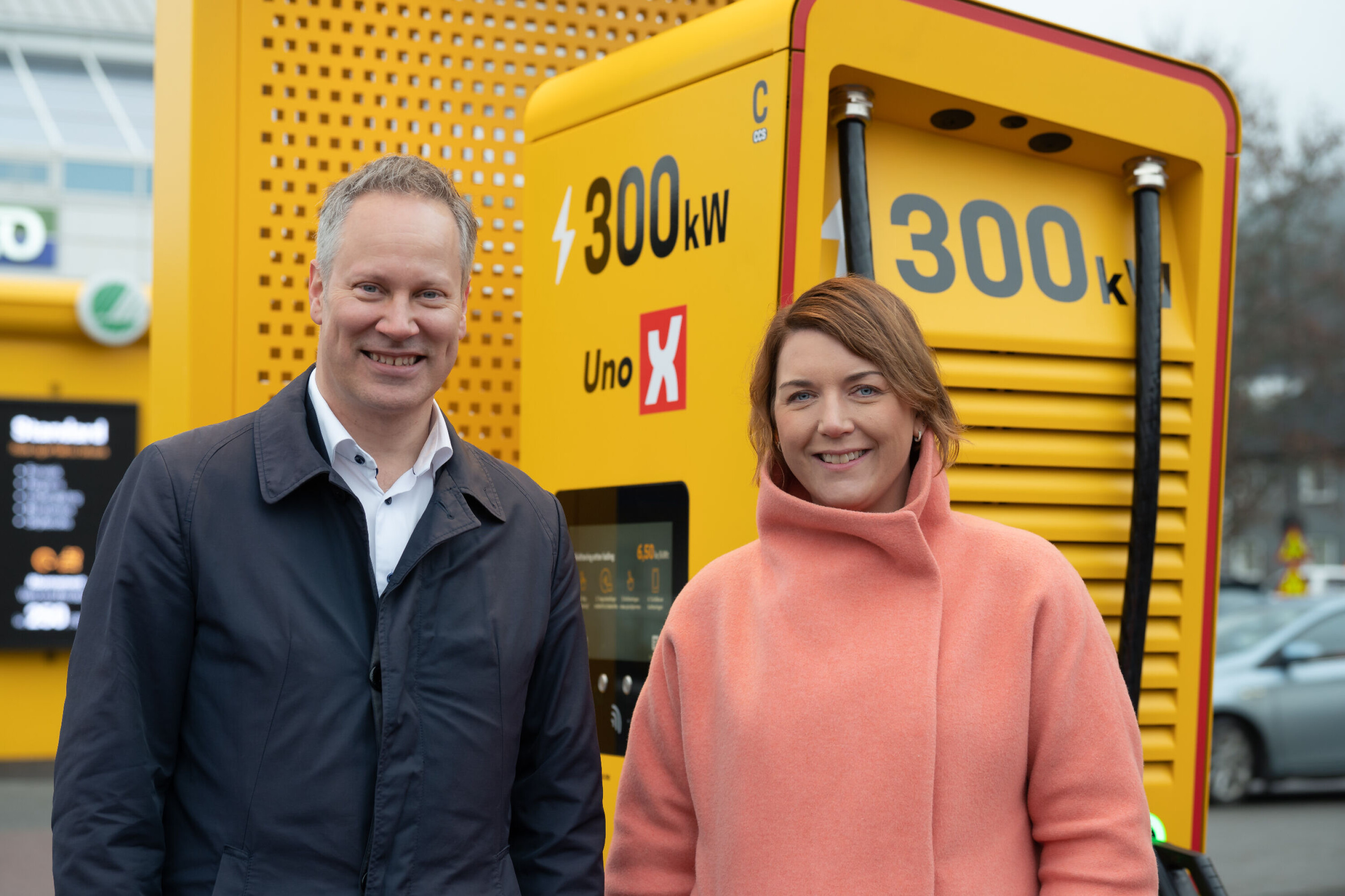 Samferdselsminister Jon-Ivar Nygård og generalsekretær Christina Bu i Elbilforeningen ved åpningen av Uno-X sin nye ladestasjon på Gulskogen