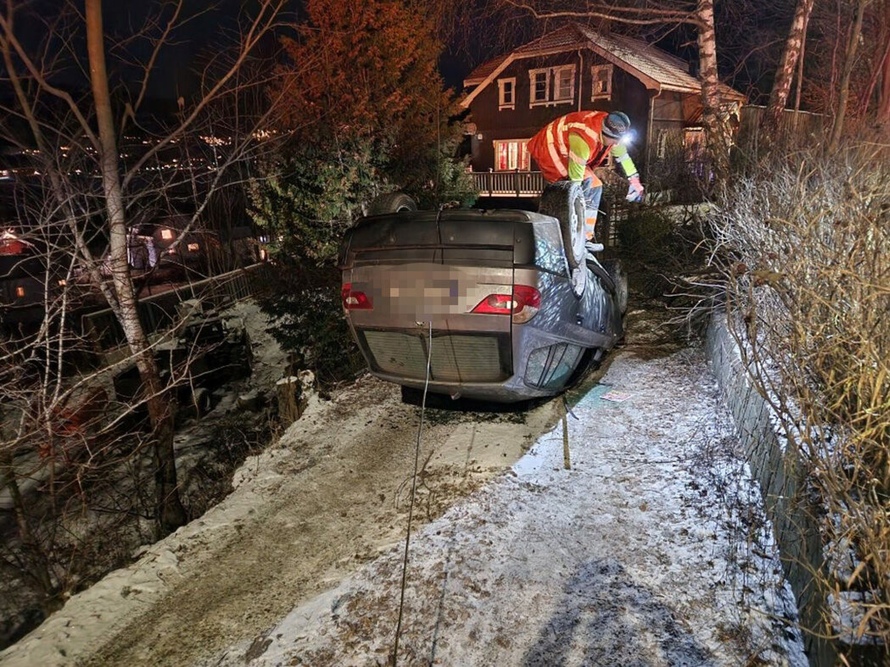 Bil på taket på Ringeriksveien