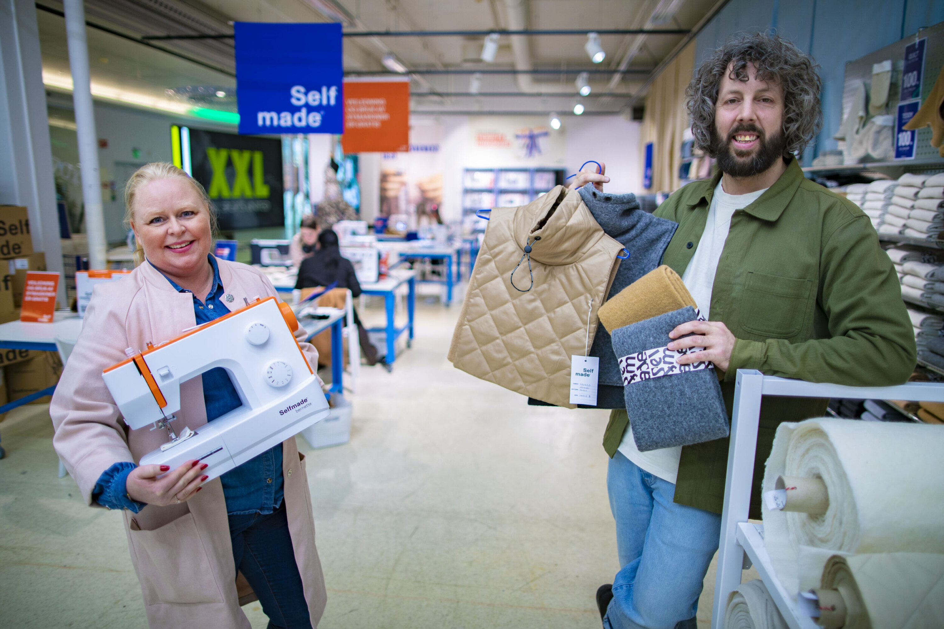 NYTT KONSEPT: Butikkleder Charlotte Mydske og community manager Audun Strand i popup-butikken på Gulskogen.