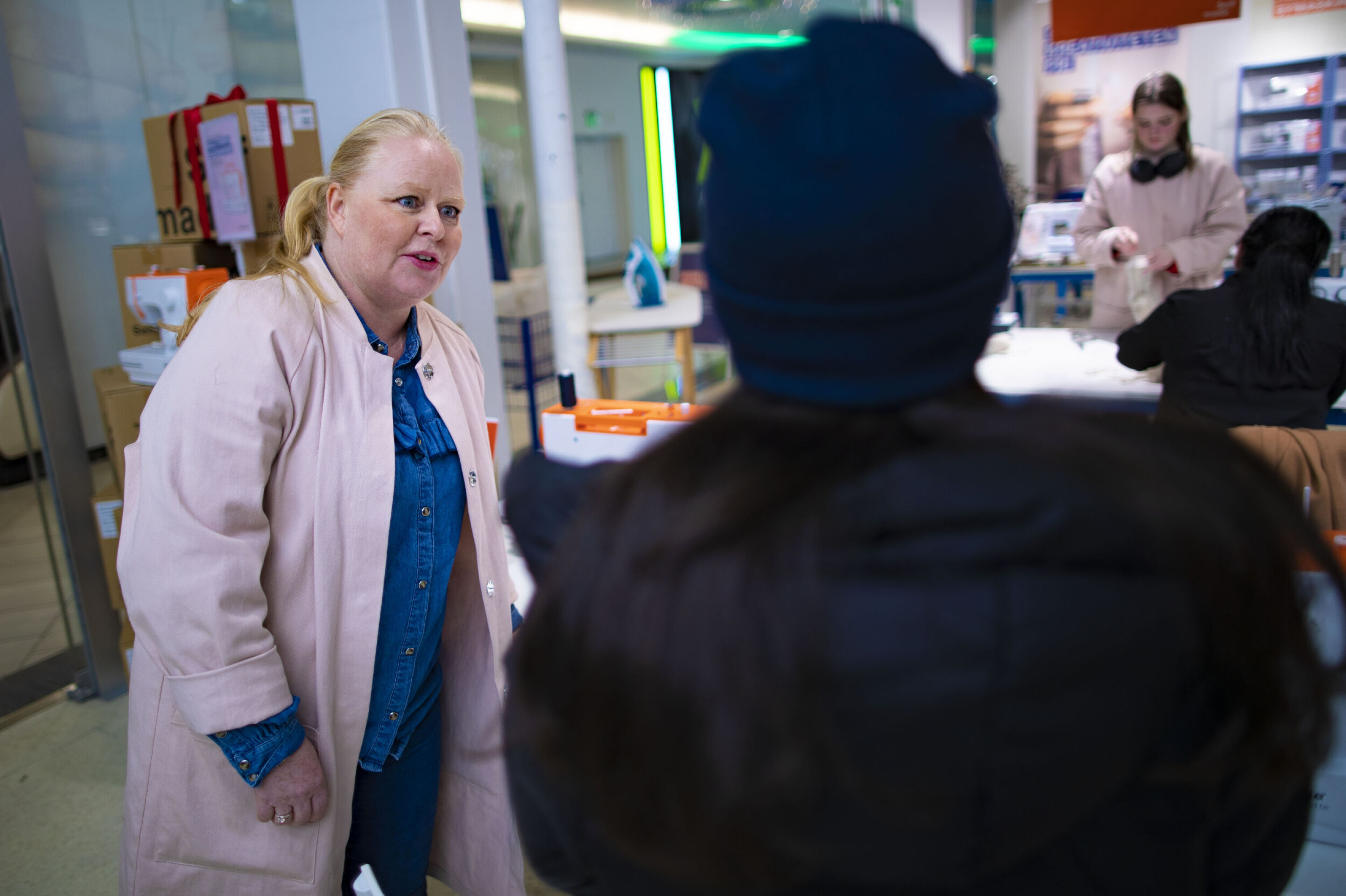 SVARER PÅ SPØRSMÅL: Butikkleder Charlotte Mydske trår gjerne til hvis noen er usikre på fremgangsmåten.