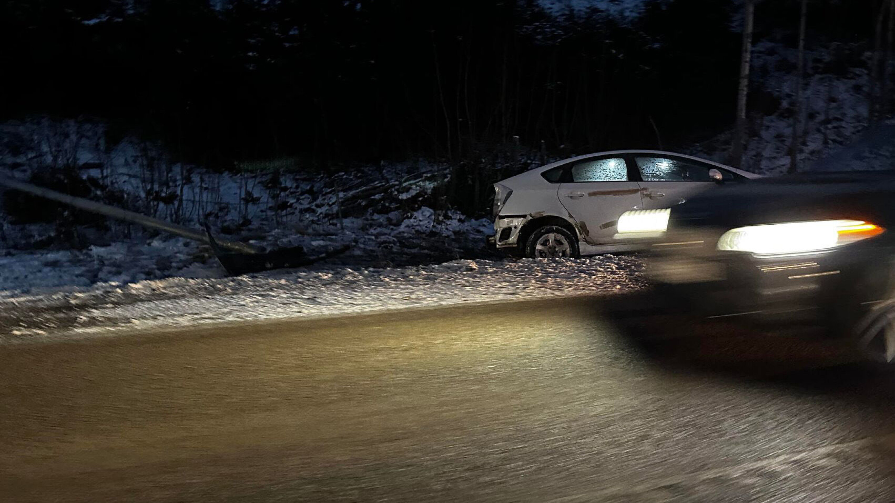 En av bilene, en Toyota Prius, kjørte ned en lyktestolpe og hadde store skader i bakenden på bilen.