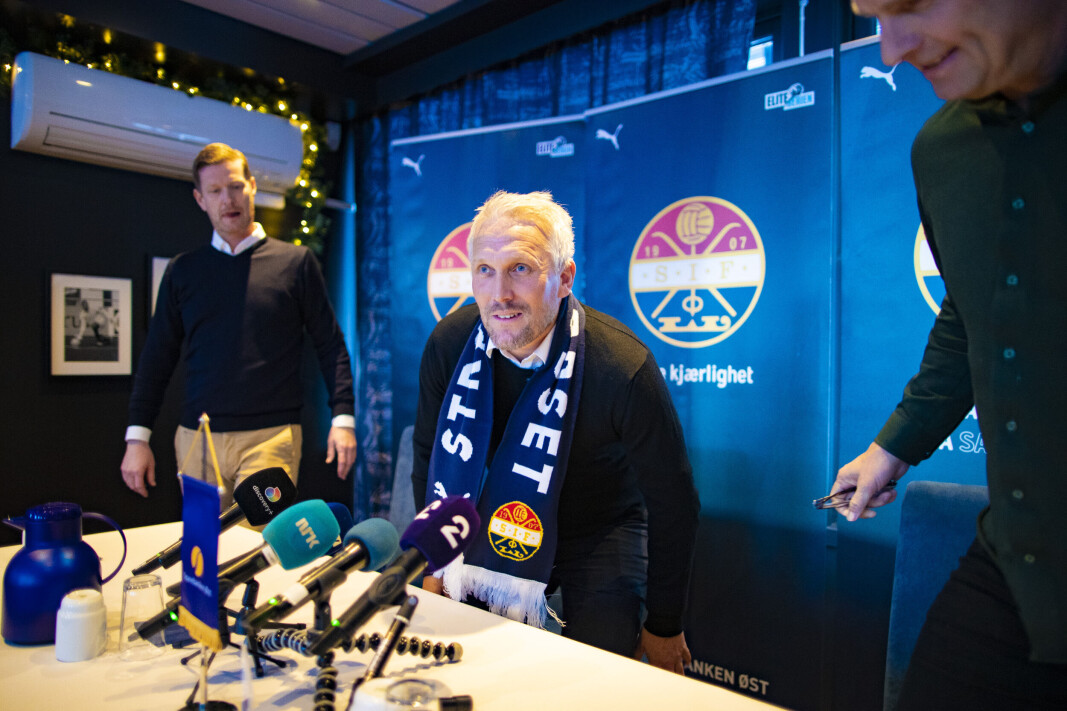 BLÅ I BLIKKET: Jørgen Isnes (43) fortalte om sin fascinasjon for klubben da han ankom pressekonferansen flankert av daglig leder Magne Nilsen og leder for spillerlogistikk Jostein Flo. - Jeg kjenner det bruser i blodet, sa Grorud-mannen. BLÅ I BLIKKET: Jørgen Isnes (43) fortalte om sin fascinasjon for klubben da han ankom pressekonferansen flankert av daglig leder Magne Nilsen og leder for spillerlogistikk Jostein Flo. - Jeg kjenner det bruser i blodet, sa Grorud-mannen.