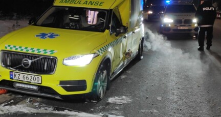Ambulanse krasjet under utrykning: - Store skader