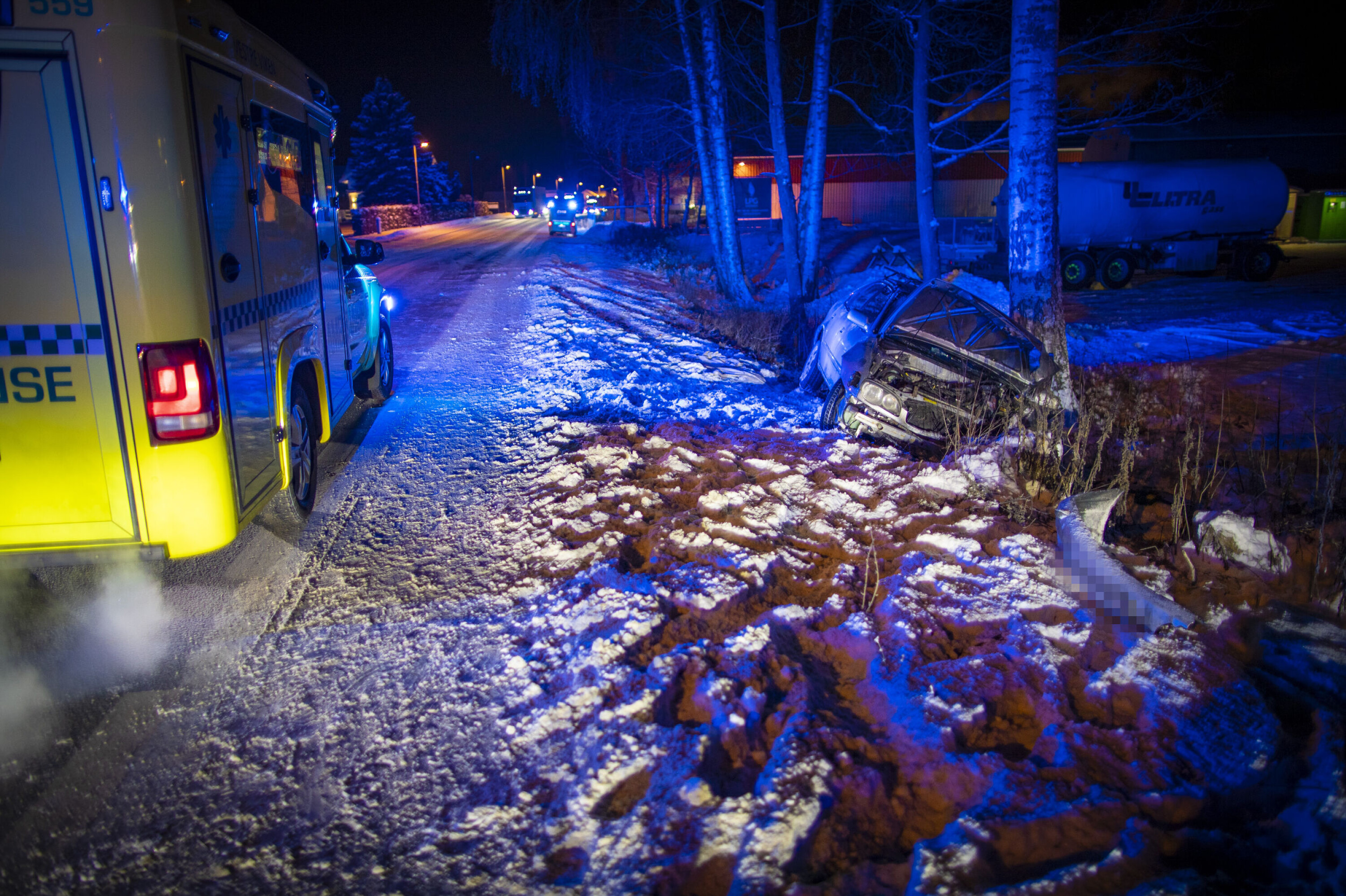 Til sykehus etter utforkjøring - bilen totalvrak