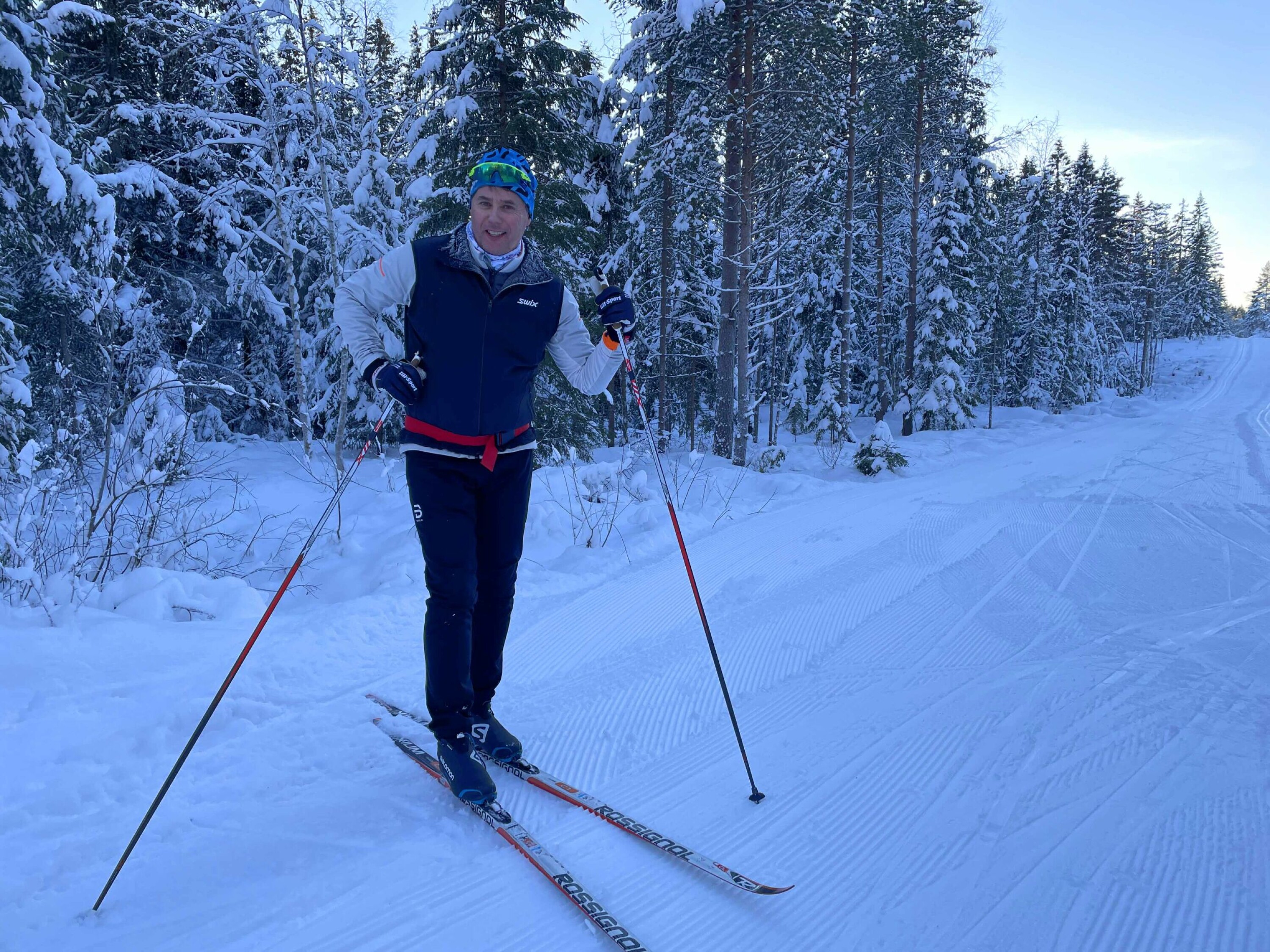 Pål Klausen, daglig leder hos Bakermester Klausen AS, er grytidlig oppe om morgenen. Derfor rekker han en velfortjent skitur i dagslys, her på skogsbilveien ved Solbergvannet.
