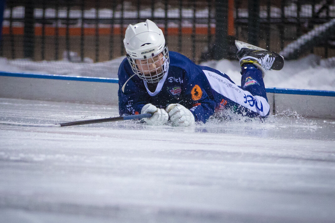 SVØMMETUR: Her er det Drammen Bandy's Maja Muri som får et ublidt møte med den klissvåte kunstisen på Marienlyst. Våtdrakt og svømmeføtter til neste kamp? SVØMMETUR: Her er det Drammen Bandy's Maja Muri som får et ublidt møte med den klissvåte kunstisen på Marienlyst. Våtdrakt og svømmeføtter til neste kamp?