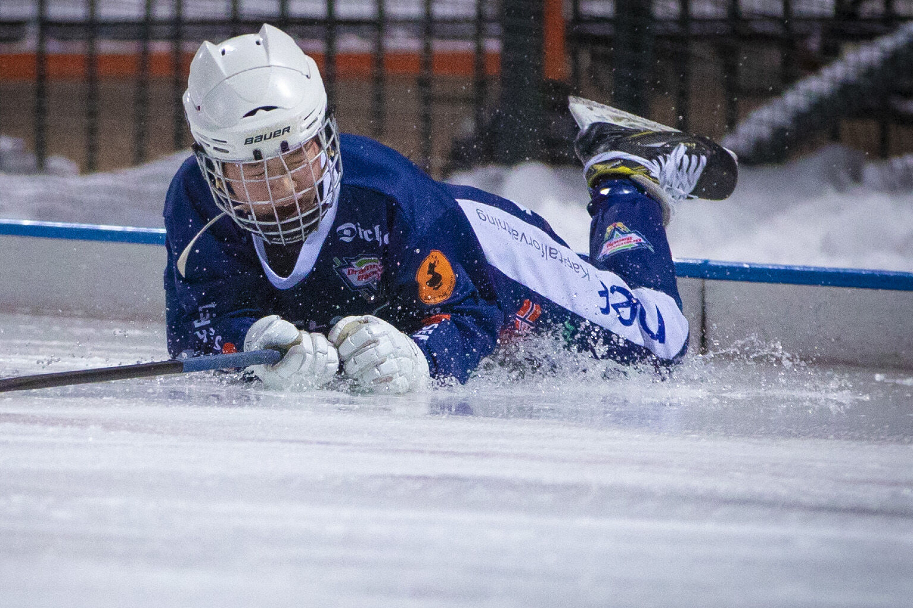 SVØMMETUR: Her er det Drammen Bandy's Maja Muri som får et ublidt møte med den klissvåte kunstisen på Marienlyst. Våtdrakt og svømmeføtter til neste kamp?