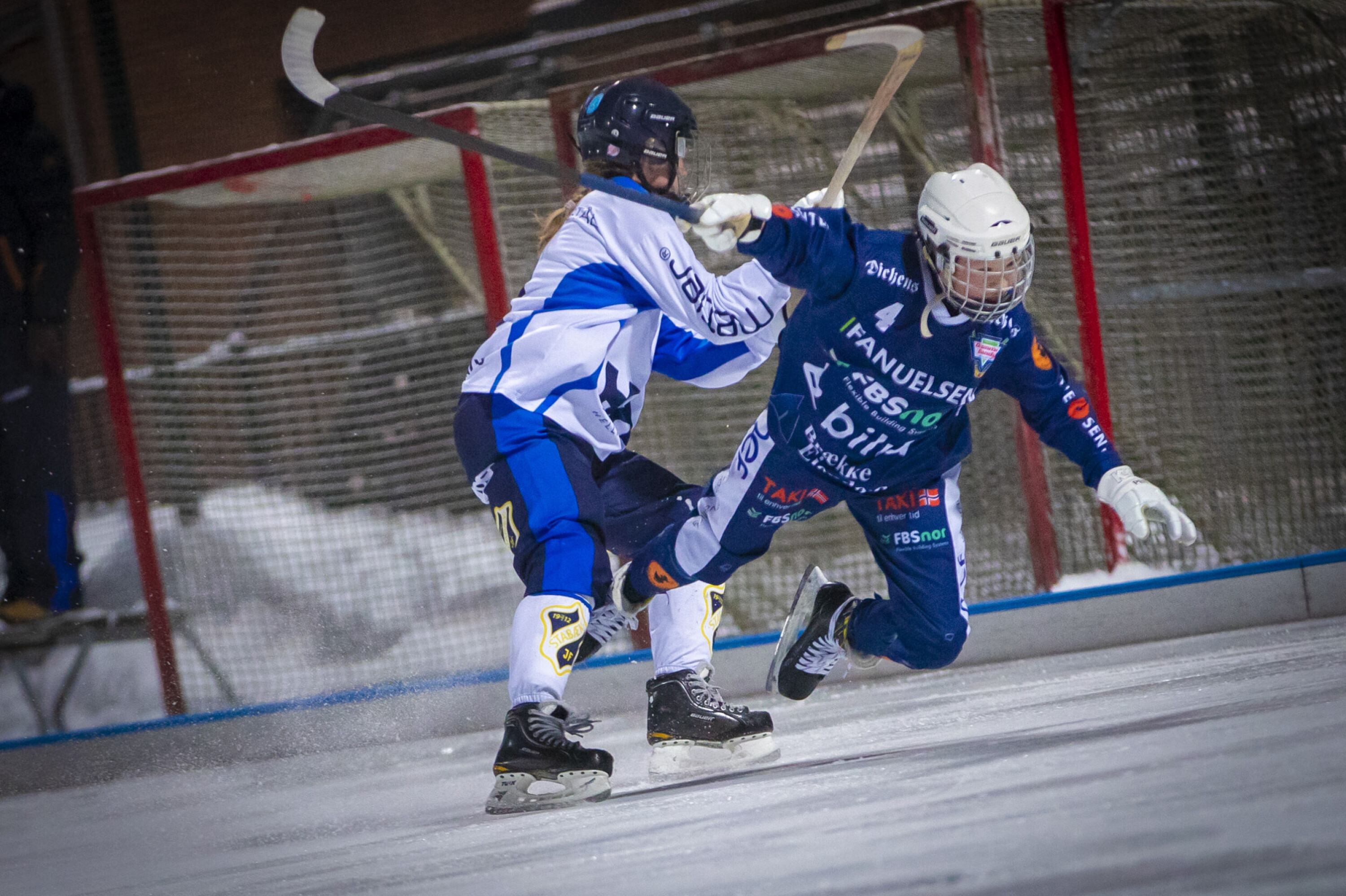 Maja Muri i «svevet» før hun havnet i vannet med et plask etter ufin behandling fra Stabæk.
