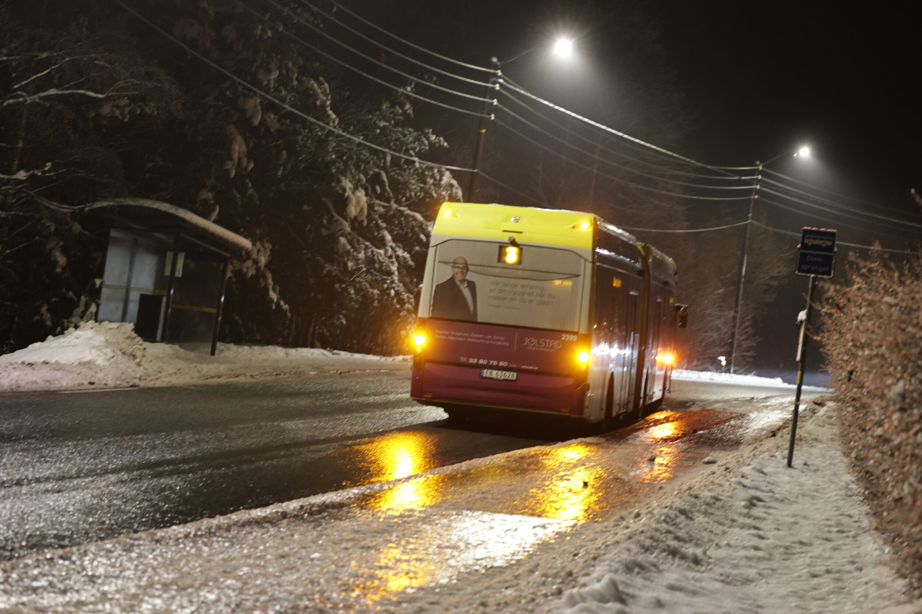 FULL STOPP: Leddbussen på linje 3 mellom Fjell og Kastanjesletta fikk full stopp i bakkene opp mot Aronsløypa.