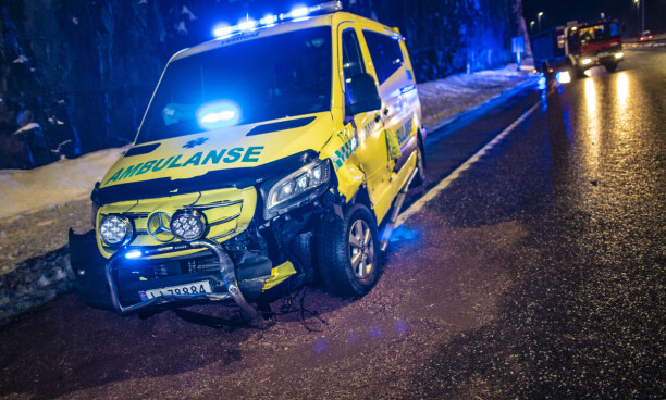 Ambulansekrasj på såpeglatt E18 - veien stengt i halvannen time