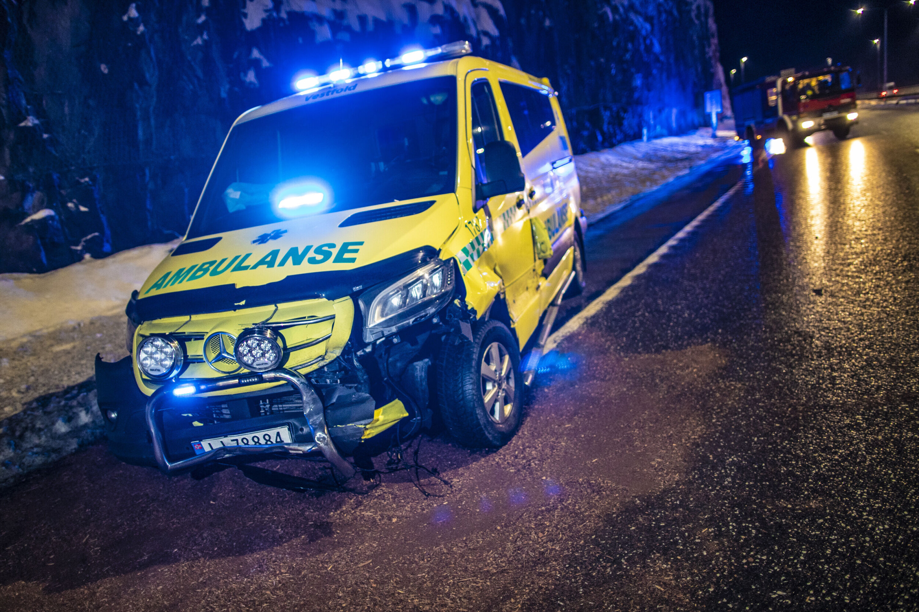 Ambulansekrasj på såpeglatt E18 - veien stengt i halvannen time