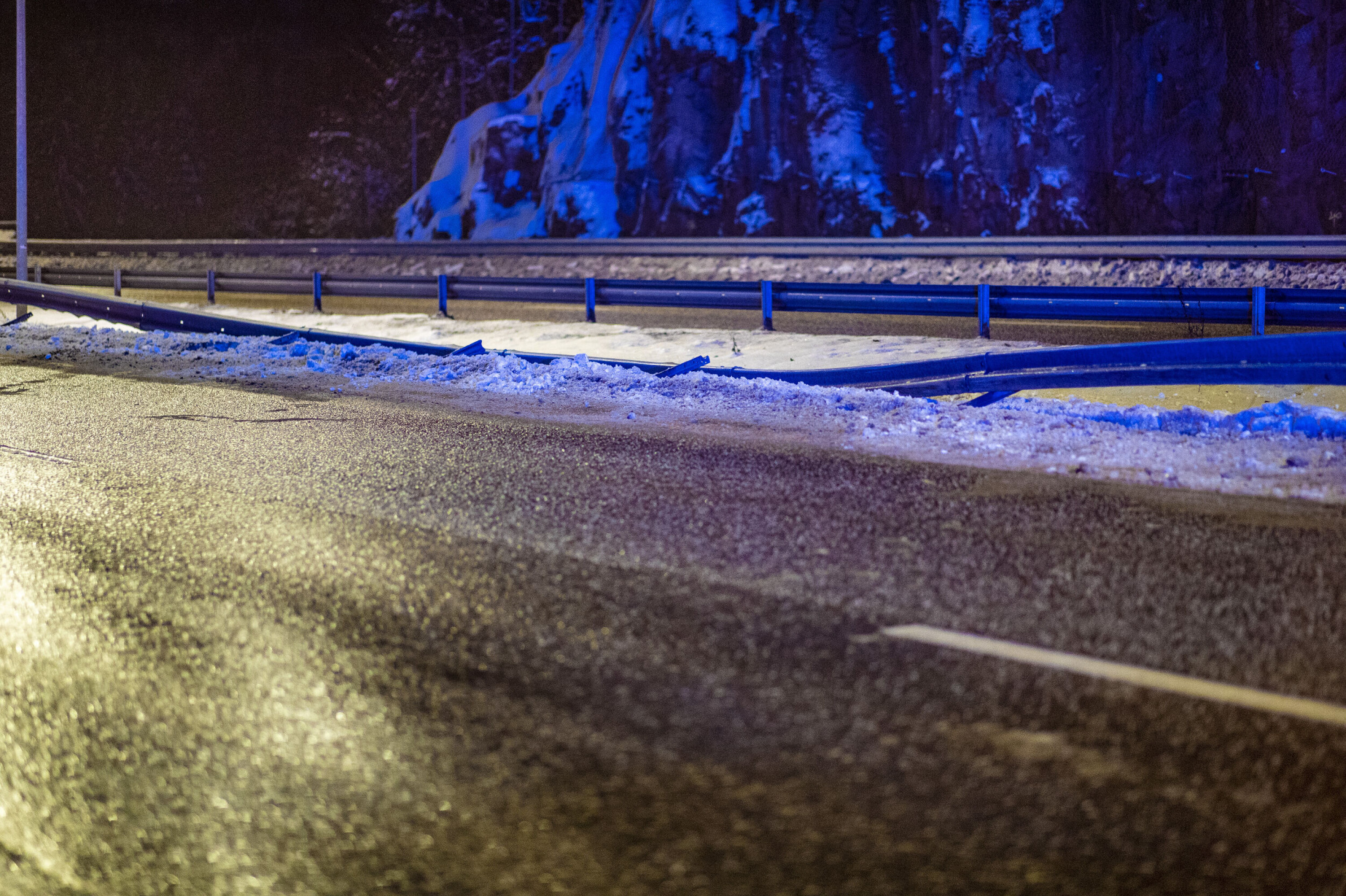 ØDELAGT AUTOVERN: Det ble også omfattende skader på autovernet på stedet som må utbedres. ØDELAGT AUTOVERN: Det ble også omfattende skader på autovernet på stedet som må utbedres.
