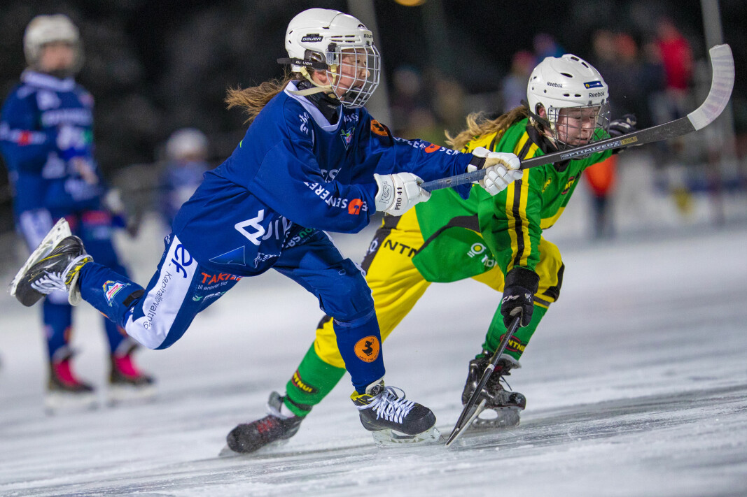 LOKAL DUELL: Maja Muri for Drammen (i blått) mot NTNUI-kaptein Marthe Røren Hellum fra Solbergelva.