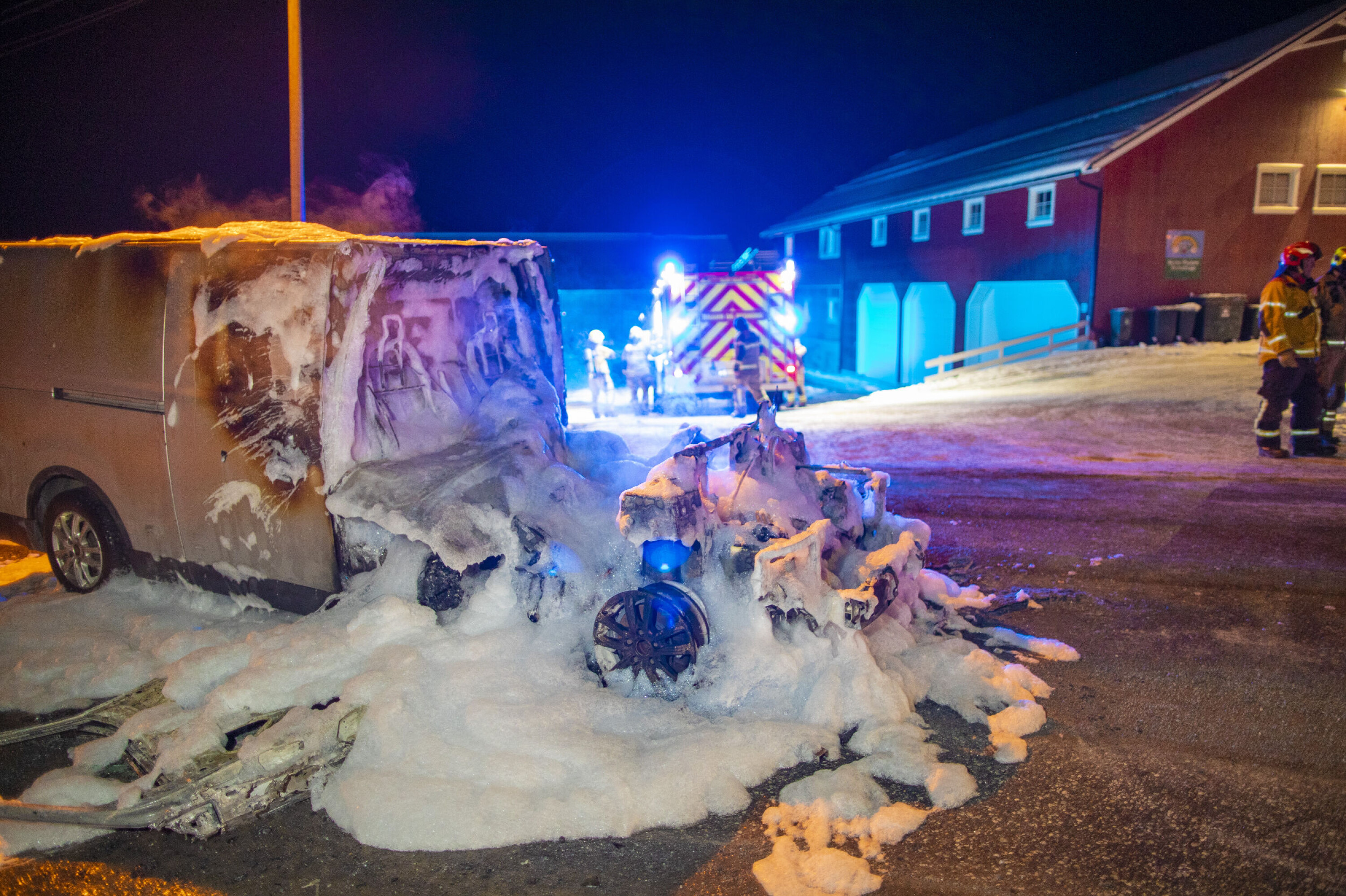 UTBRENT: Varebilen det begynte å brenne i ble totalt utbrent i fronten før brannen ble slukket.