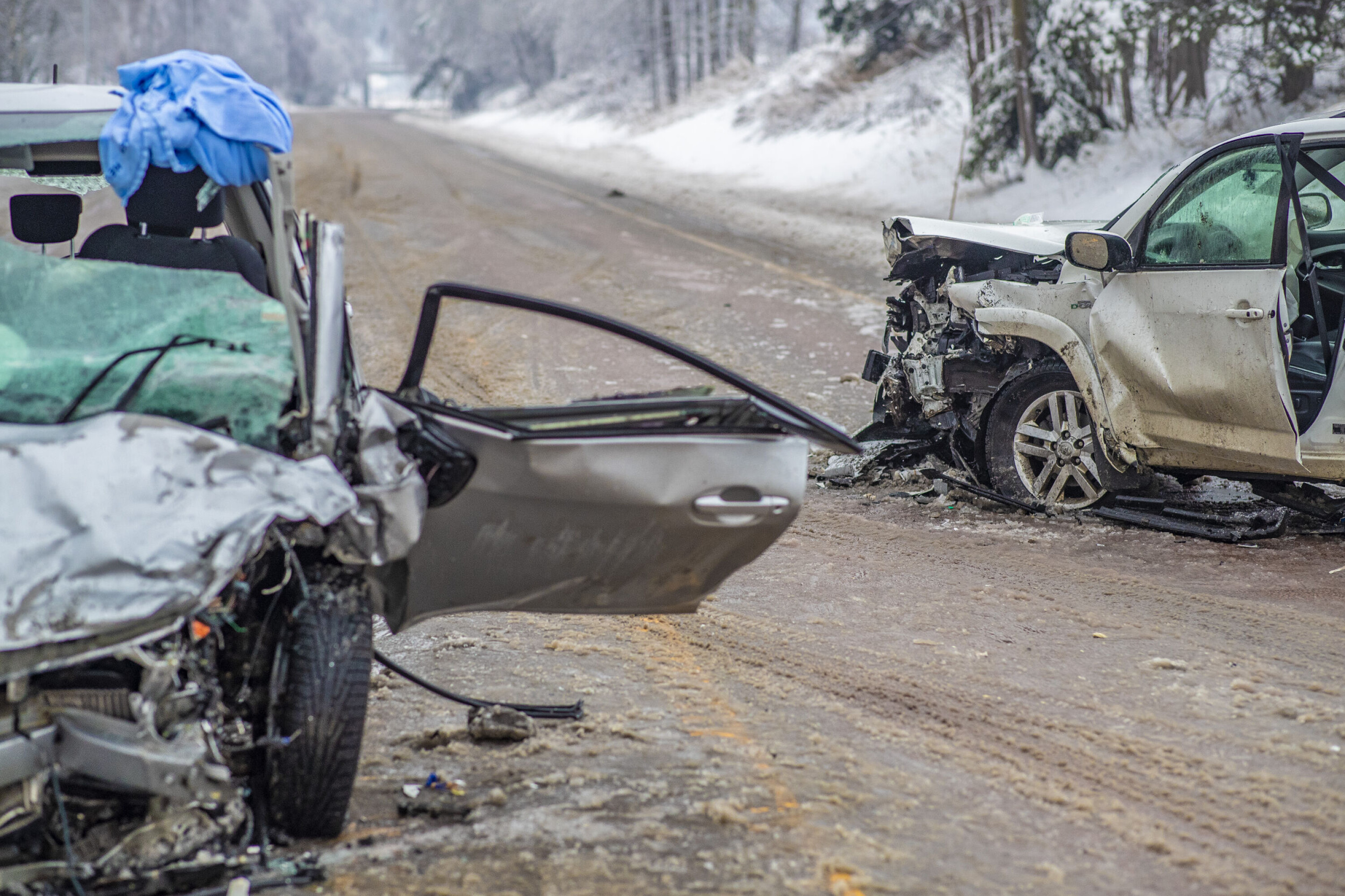 FRONT MOT FRONT: Begge bilene er totalvrak etter krasjen, som inntraff mellom Åserud og Herstrøm. FRONT MOT FRONT: Begge bilene er totalvrak etter krasjen, som inntraff mellom Åserud og Herstrøm.
