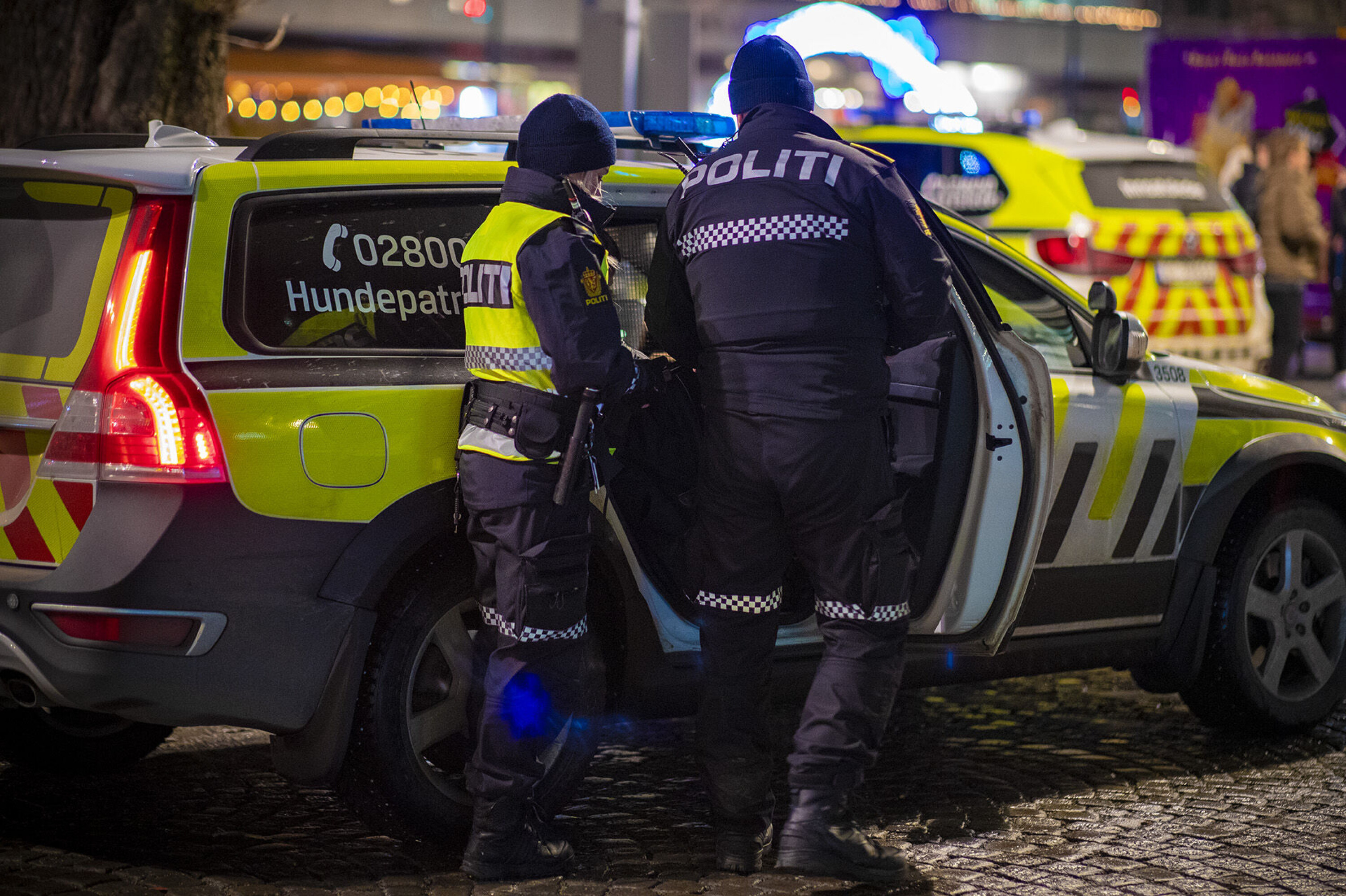 Slåsskjempe urinerte i politibil på vei til arresten