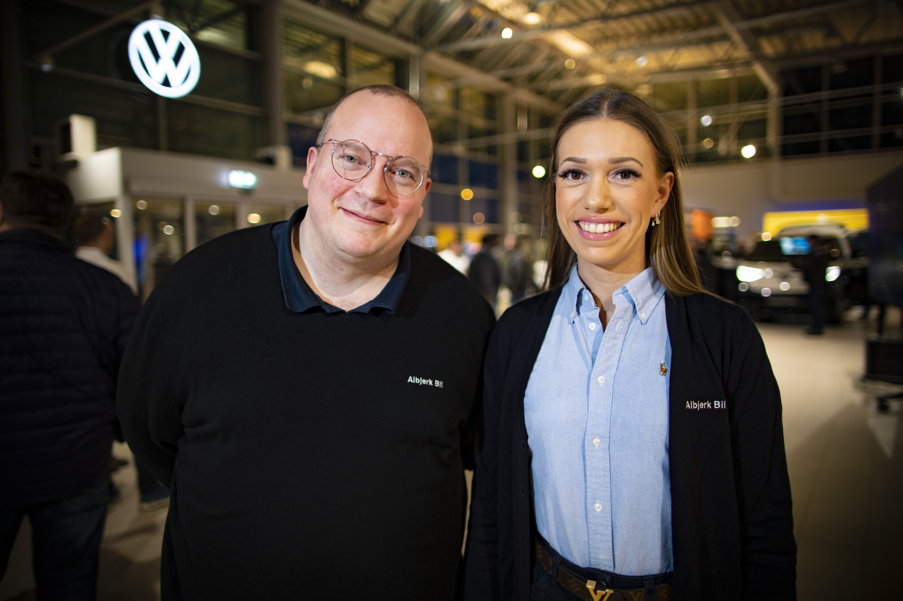 Daglig leder Fredrik Gasmann og markedskoordinator Ida Belsjø hos Albjerk Bil Lier kan glede seg over sterke tall og størst markedsandel.