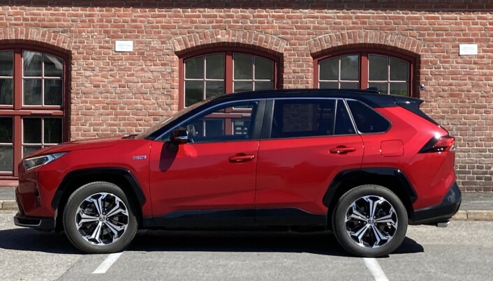 <span class=" italic" data-lab-italic_desktop="italic"><span class=" font-weight-bold" data-lab-font_weight_desktop="font-weight-bold">FOSSIL STORSELGER:</span> Toyota RAV4.</span> <span class=" italic" data-lab-italic_desktop="italic"><span class=" font-weight-bold" data-lab-font_weight_desktop="font-weight-bold">FOSSIL STORSELGER:</span> Toyota RAV4.</span>