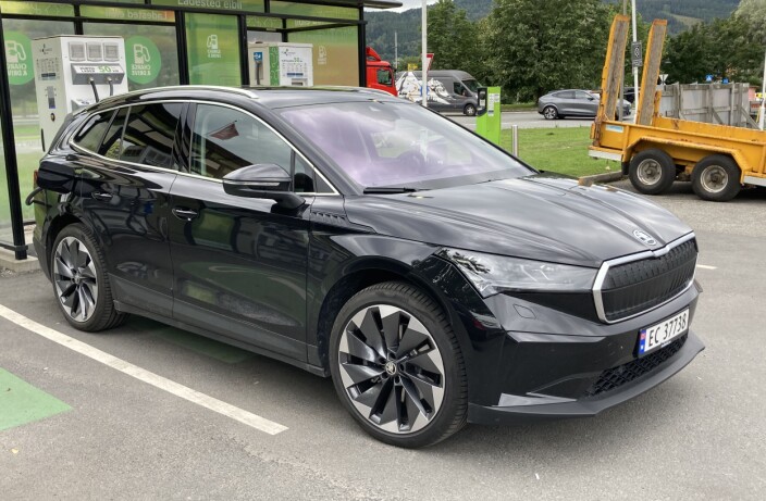 <span class=" italic" data-lab-italic_desktop="italic"><span class=" font-weight-bold" data-lab-font_weight_desktop="font-weight-bold">Skoda Enyaq: </span>Populær familie-elbil som nå passerer momsgrensa med god margin.</span> <span class=" italic" data-lab-italic_desktop="italic"><span class=" font-weight-bold" data-lab-font_weight_desktop="font-weight-bold">Skoda Enyaq: </span>Populær familie-elbil som nå passerer momsgrensa med god margin.</span>