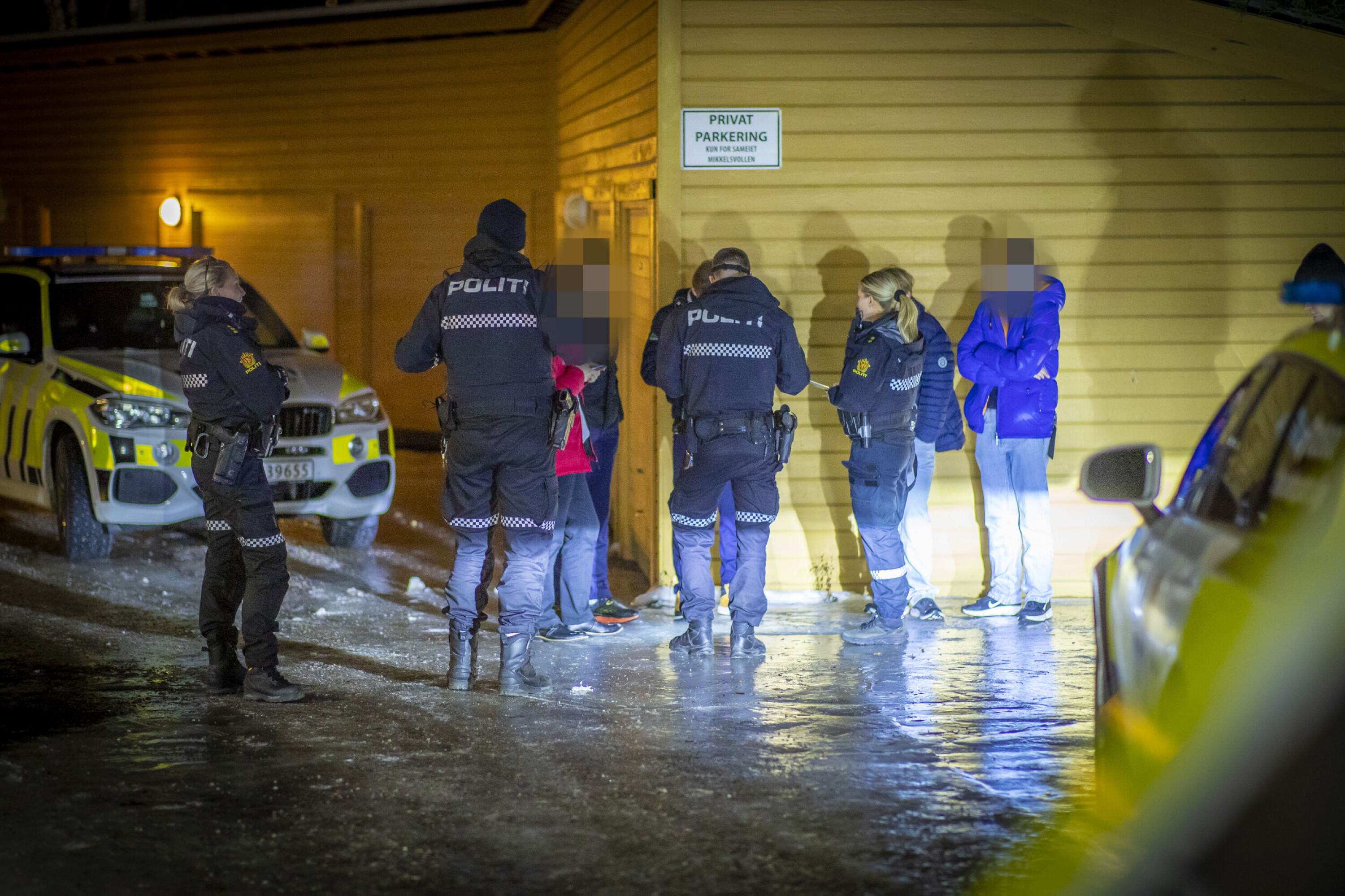 ANHOLDT: En gjeng penkledde gutter ble innledningsvis mistenkt for å være innbruddstyver på Konnerud nyttårsaften.