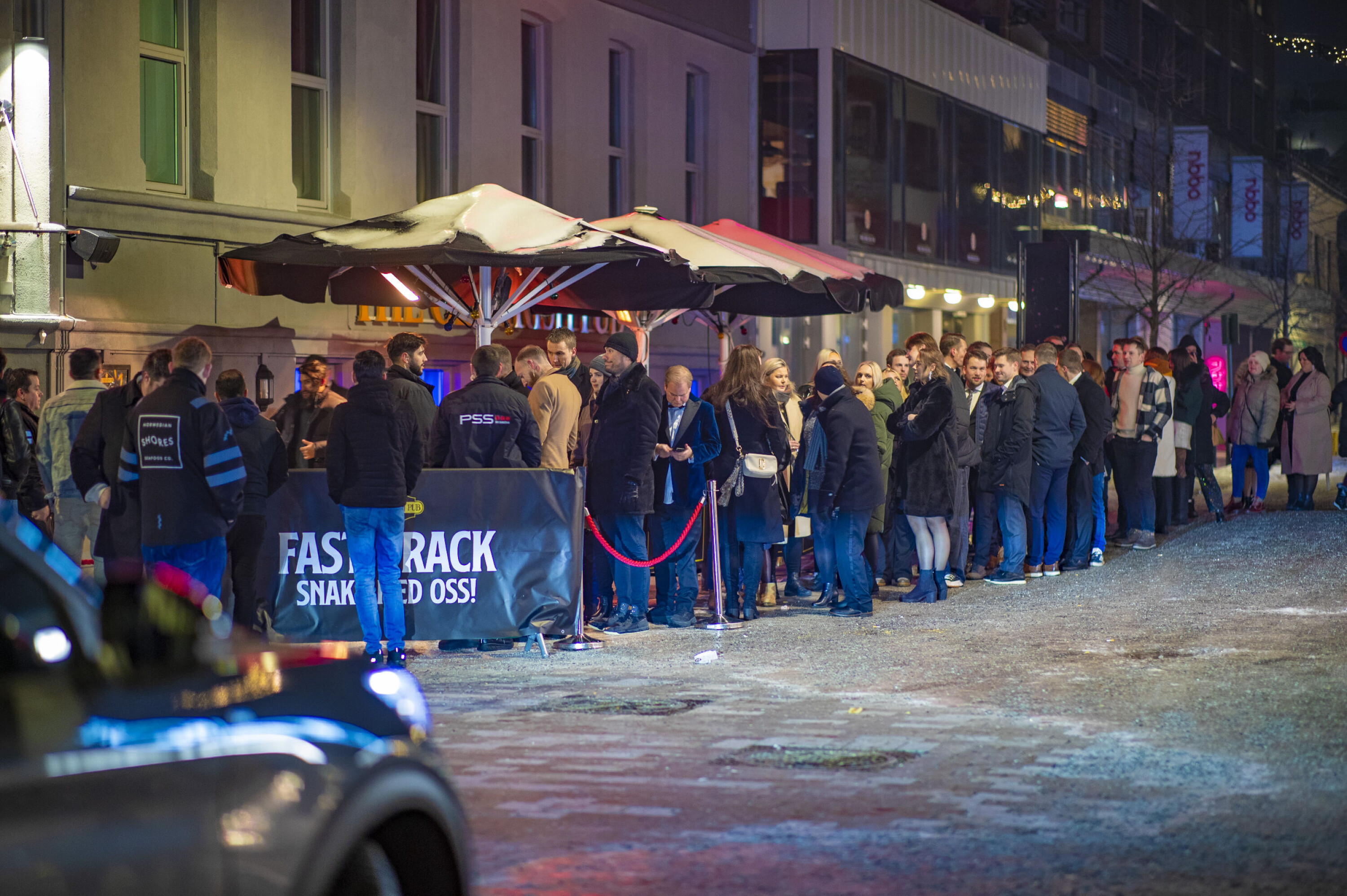 LANGE KØER: Her fra Old Irish Pub ved 00.45-tiden. Mange drammensere startet det nye året på byen i finstasen. LANGE KØER: Her fra Old Irish Pub ved 00.45-tiden. Mange drammensere startet det nye året på byen i finstasen.
