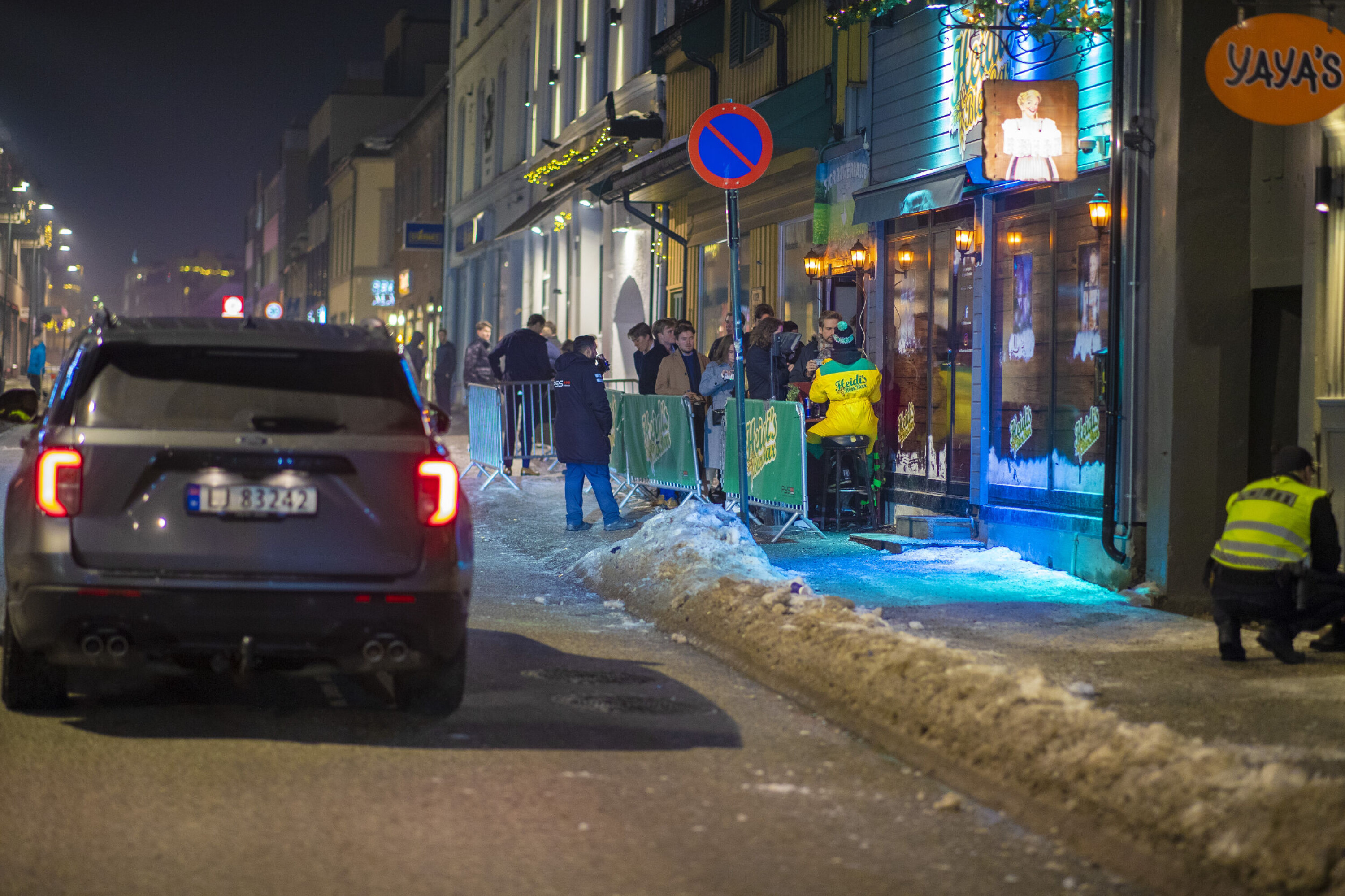 ENGENE: Her er politiet i samtale med en overstadig beruset person. ENGENE: Her er politiet i samtale med en overstadig beruset person.