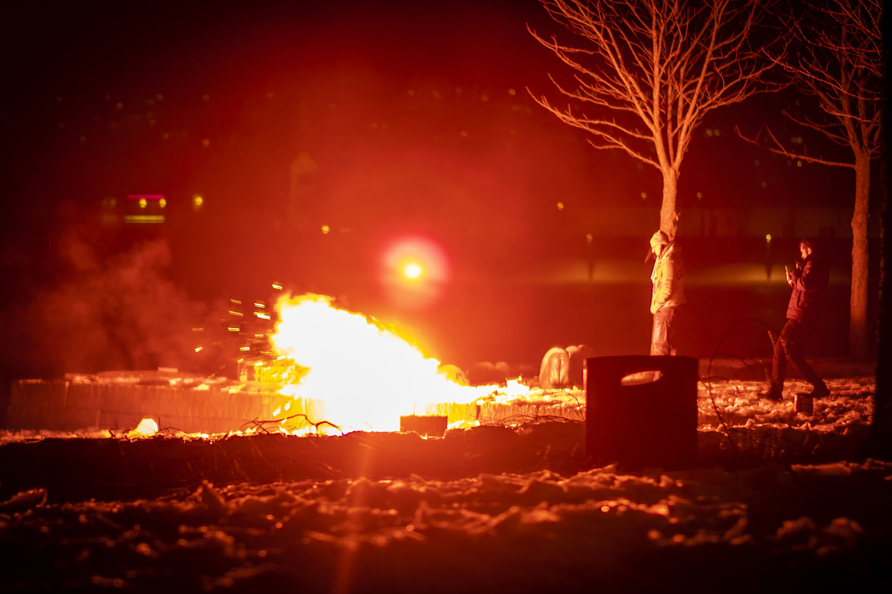 EKSPLODERTE PÅ BAKKEN: Fyrerkeribatteri tok fyr og eksploderte på bakken på Bragernes strand. Ingen skal ha blitt skadet.