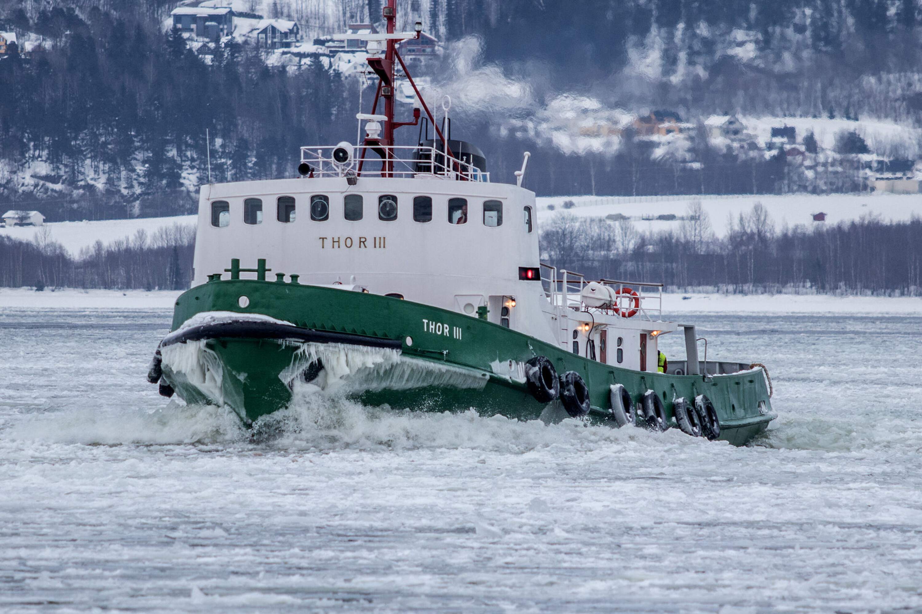 IKKE ARBEIDSLEDIG: Isbryteren Thor III i Drammensfjorden.