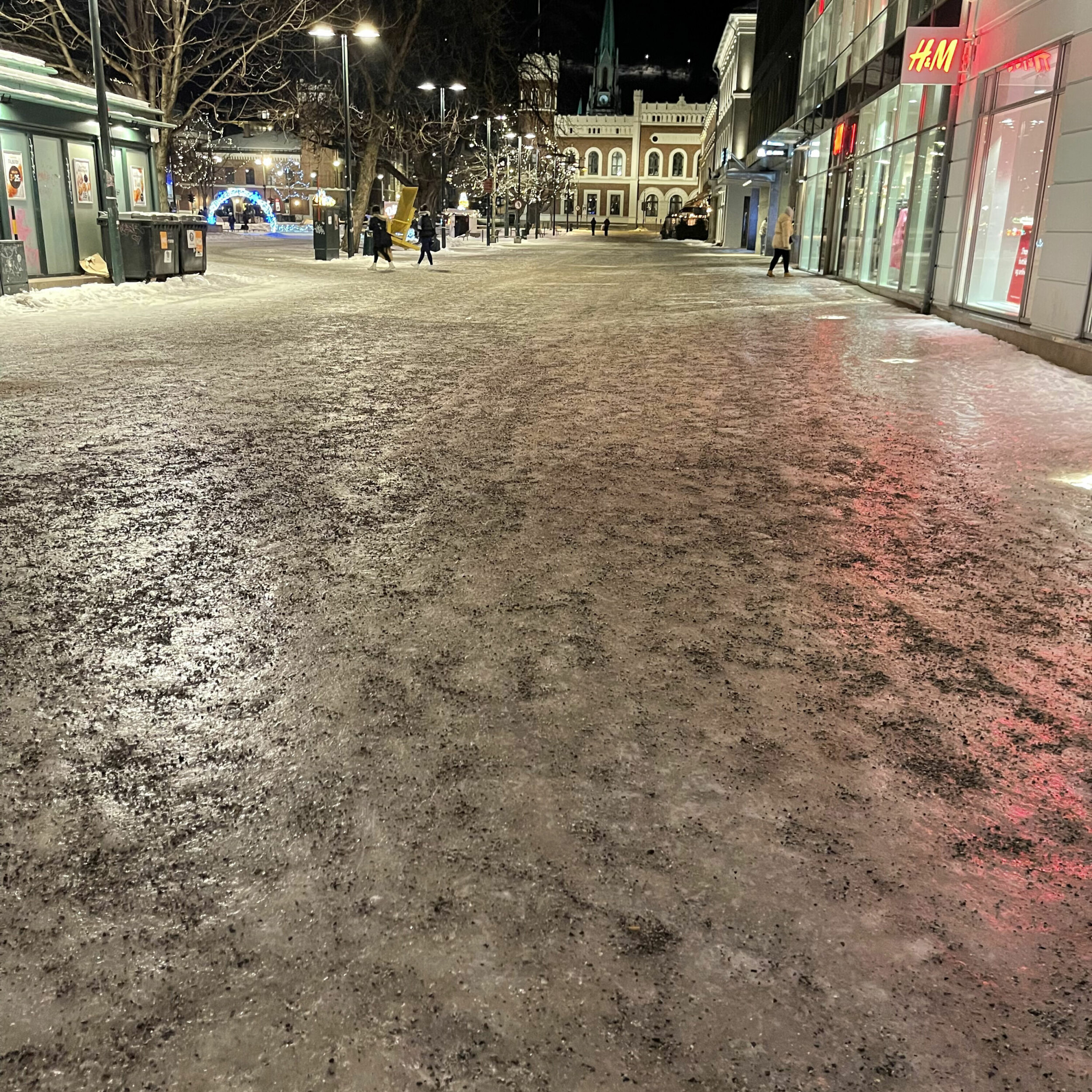 ISLAGT: Både Bragernes torg, Strømsø Torg og bygatene i sentrum er fulle av is.