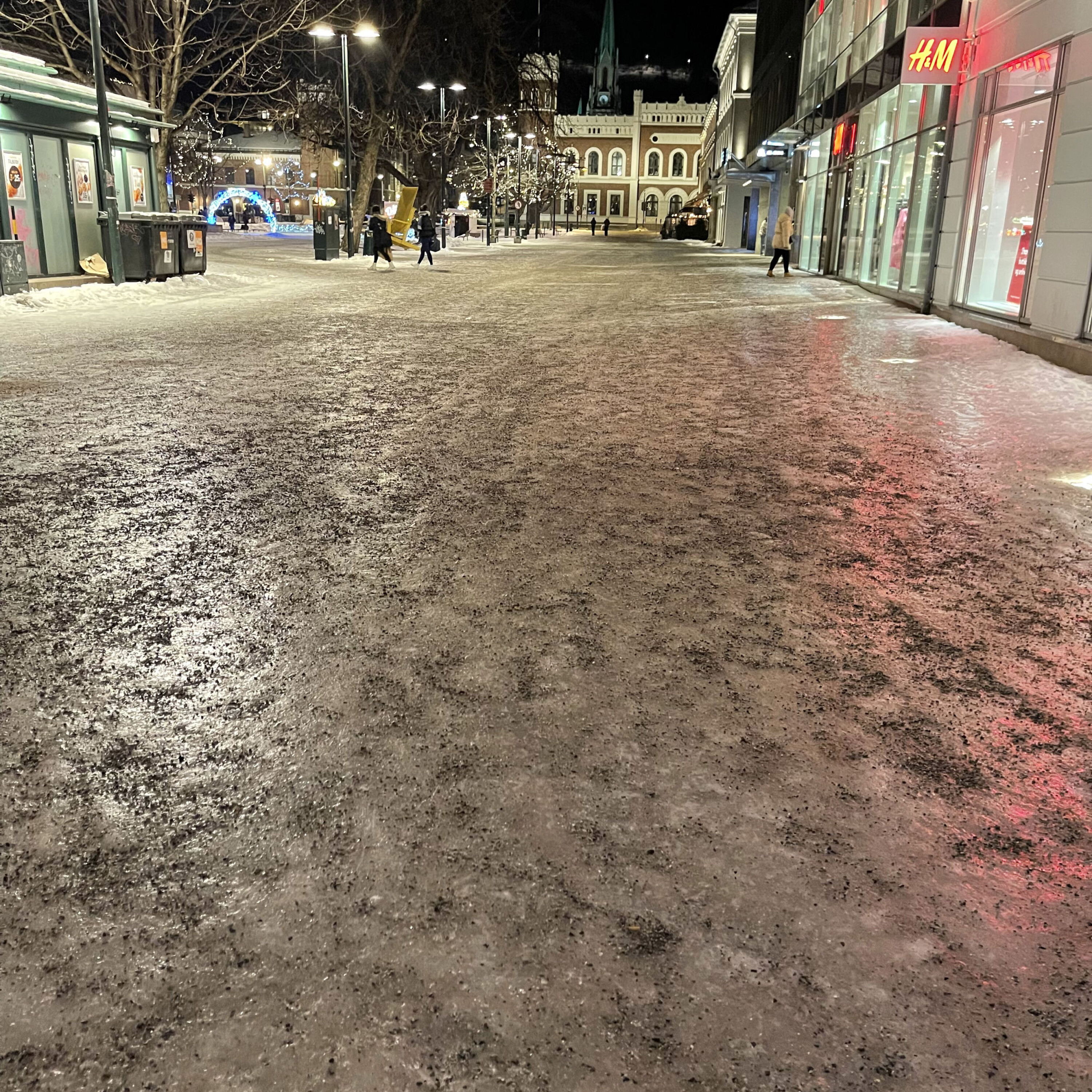 ISLAGT: Både Bragernes torg, Strømsø Torg og bygatene i sentrum er fulle av is. ISLAGT: Både Bragernes torg, Strømsø Torg og bygatene i sentrum er fulle av is.