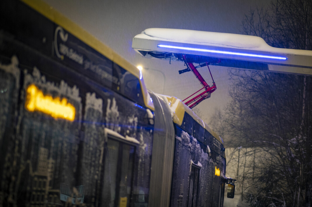 LADETRØBBEL: Elbussene har problemer med ising på ladestasjonene.