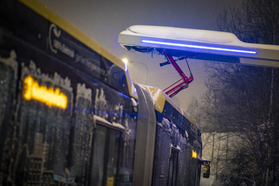LADETRØBBEL: Elbussene har problemer med ising på ladestasjonene. LADETRØBBEL: Elbussene har problemer med ising på ladestasjonene.