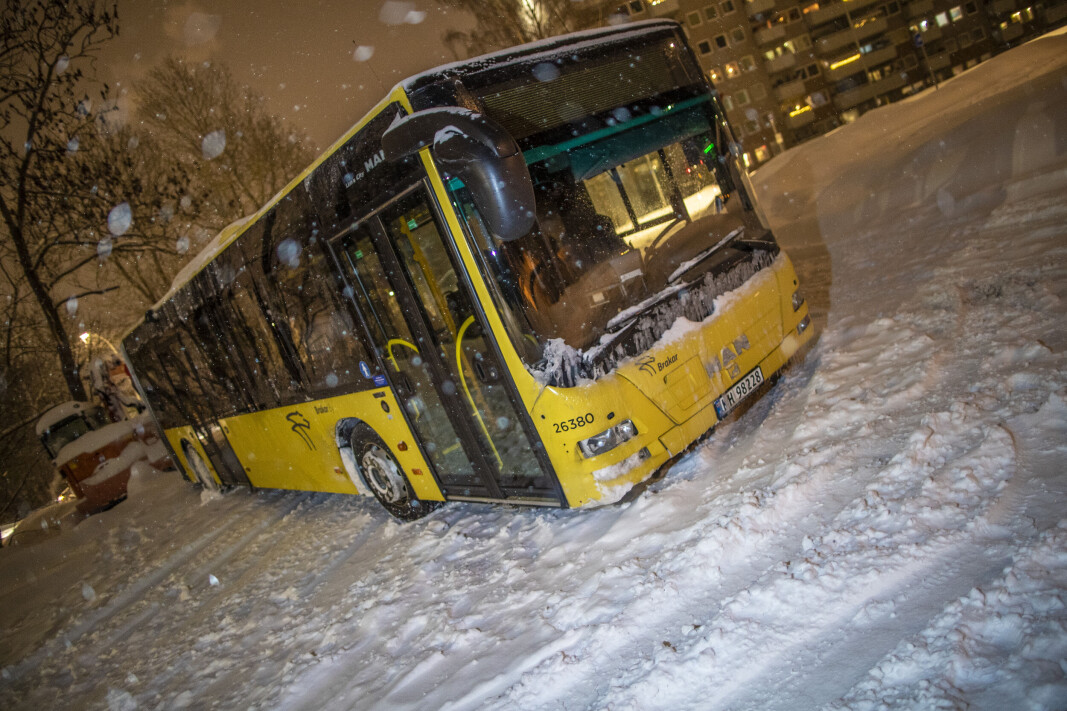 <span class=" italic" data-lab-italic_desktop="italic"><span class=" font-weight-bold" data-lab-font_weight_desktop="font-weight-bold">FULL STOPP: </span>Bussen stod med fronten tvers over veien opp til Solsvingen, og baksiden delvis ute i grøfta. Og kom verken fram eller tilbake.</span> <span class=" italic" data-lab-italic_desktop="italic"><span class=" font-weight-bold" data-lab-font_weight_desktop="font-weight-bold">FULL STOPP: </span>Bussen stod med fronten tvers over veien opp til Solsvingen, og baksiden delvis ute i grøfta. Og kom verken fram eller tilbake.</span>