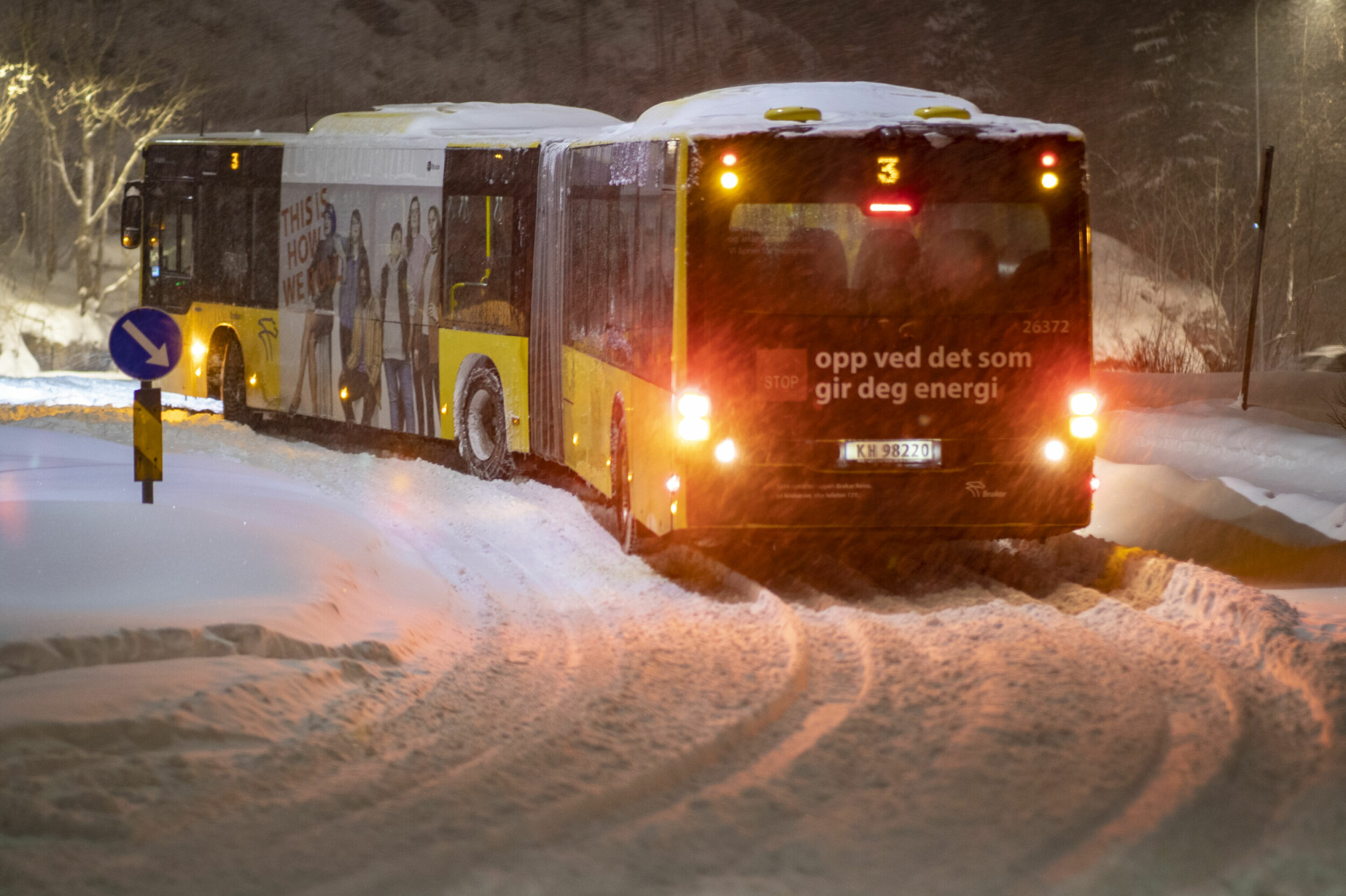 SITTER FAST: Her er linje 3-bussen på Fjell onsdag. Samme linje har forsinkelser og innstillinger fredag morgen.